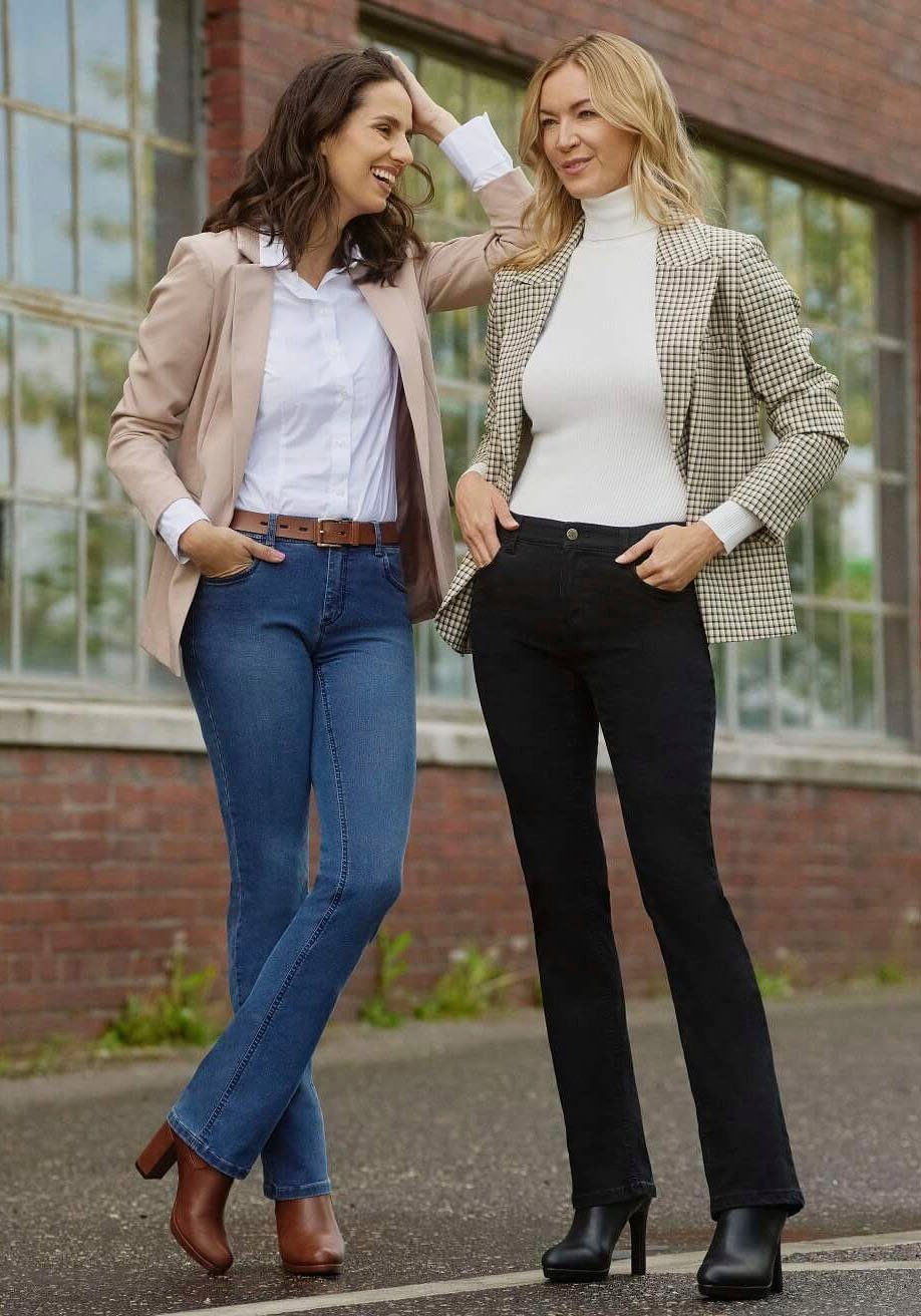 wonderjeans Bootcut-Jeans Figurbetonte Form mit leicht ausgestelltem Bein