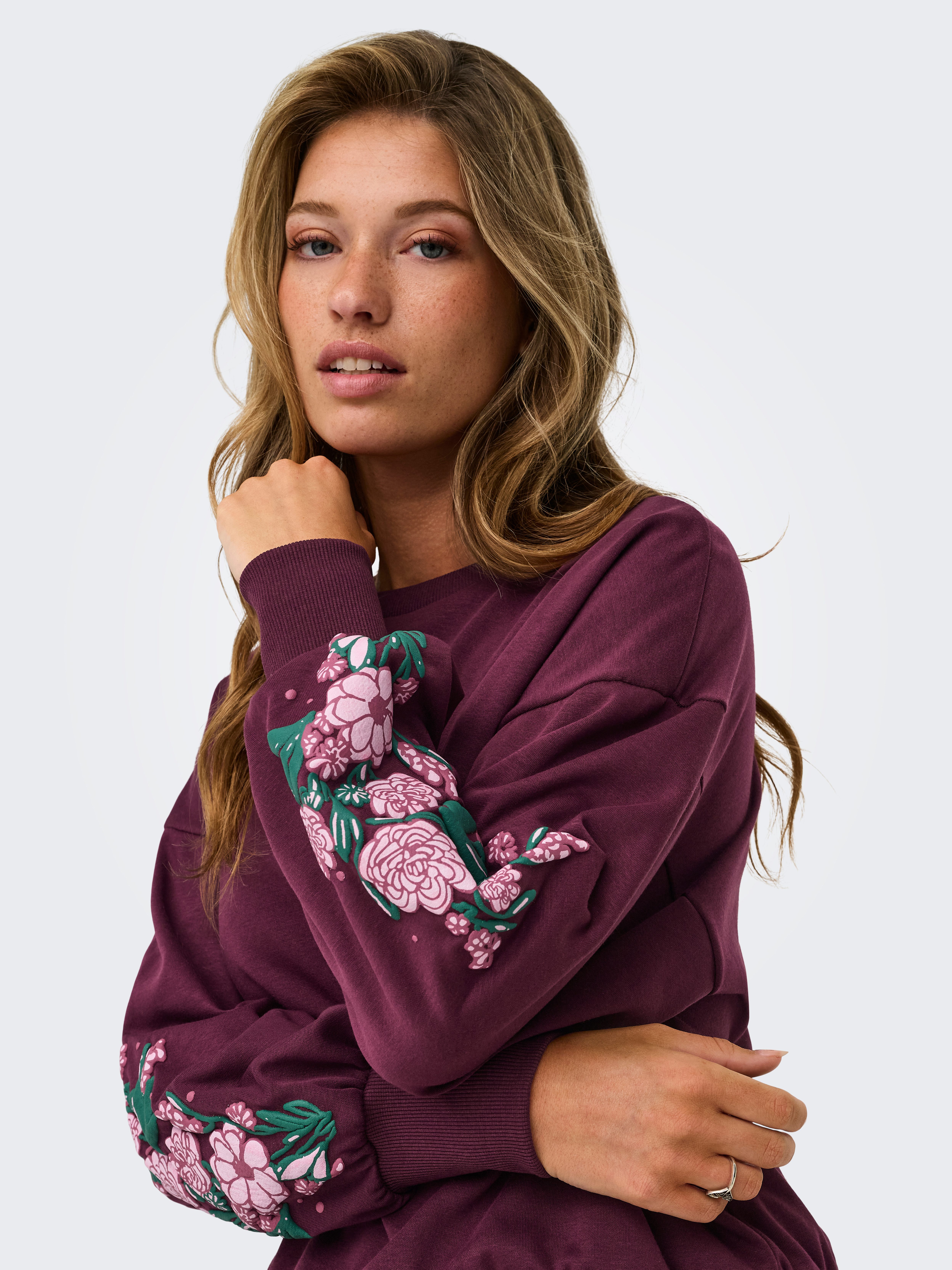 ONLY Sweatshirt ONLBROOKE L/S O-NECK FLOWER SWT Baumwollmischung, regular fit – Bild 3 von 5