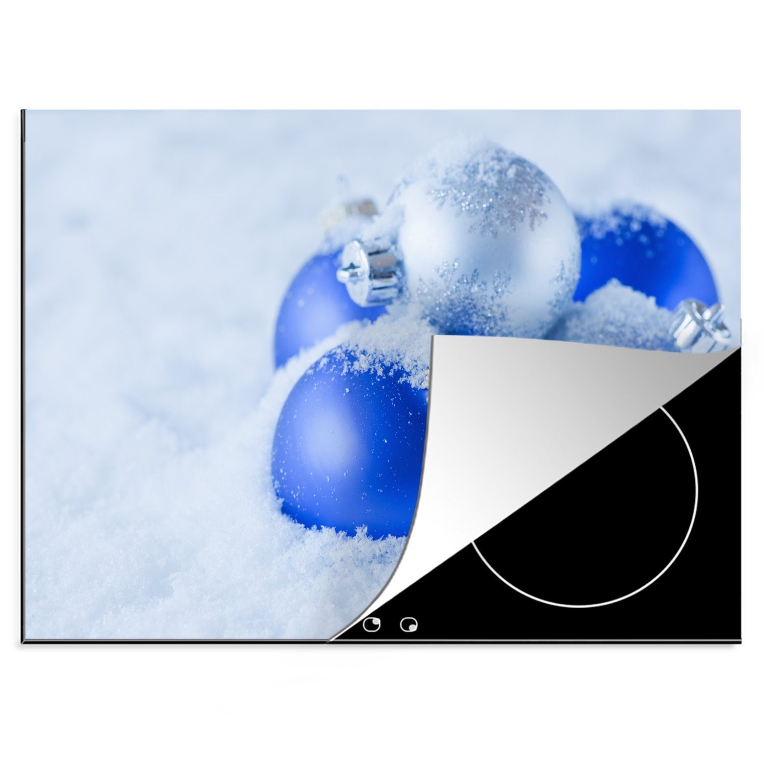 MuchoWow Herdblende-/Abdeckplatte Eine Reihe von blauen und silbernen Kugeln liegen im Schnee, Vinyl, (1 tlg), 70x52 cm, Mobile Arbeitsfläche nutzbar, Ceranfeldabdeckung