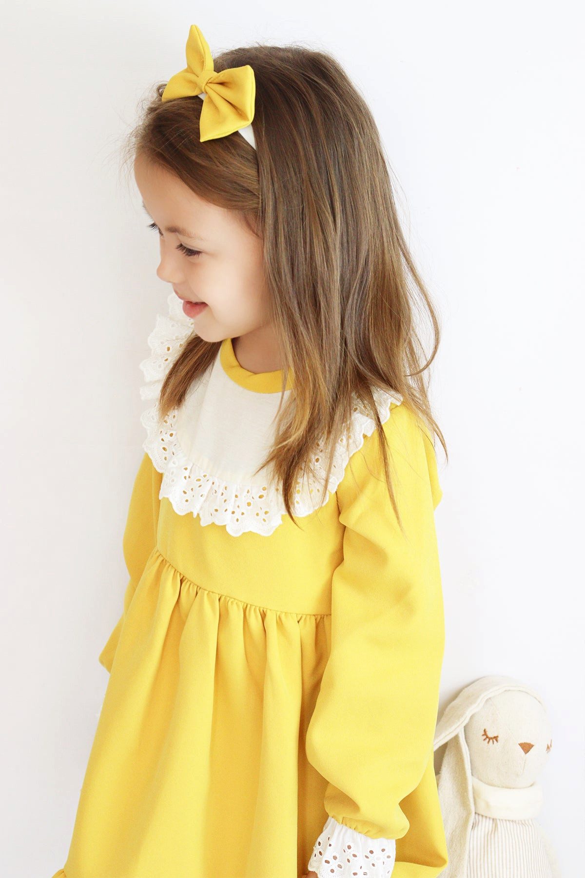 Parla Kids Kleid & Haarband Gelbes Kleid langärmelig mit Rüschensaum Spitzendetails und Haarband