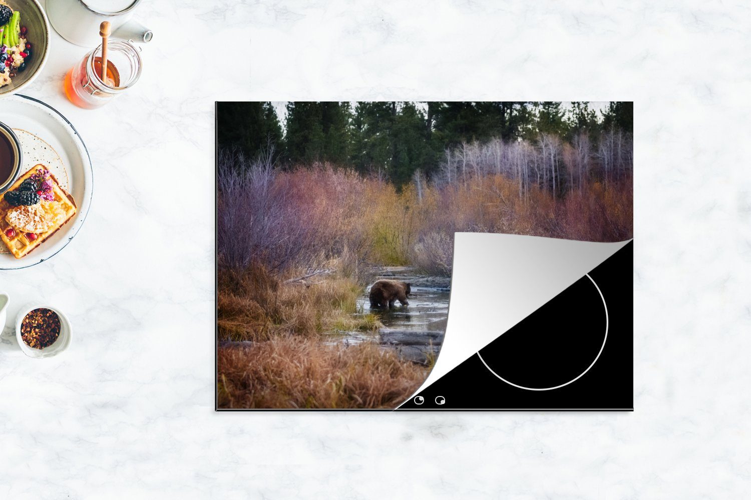 MuchoWow Herdblende-/Abdeckplatte Bild eines umgebenen Ceranfeldabdeckung Arbeitsfläche Grizzlybären, Bäumen Vinyl, tlg), 70x52 (1 von Mobile nutzbar, cm