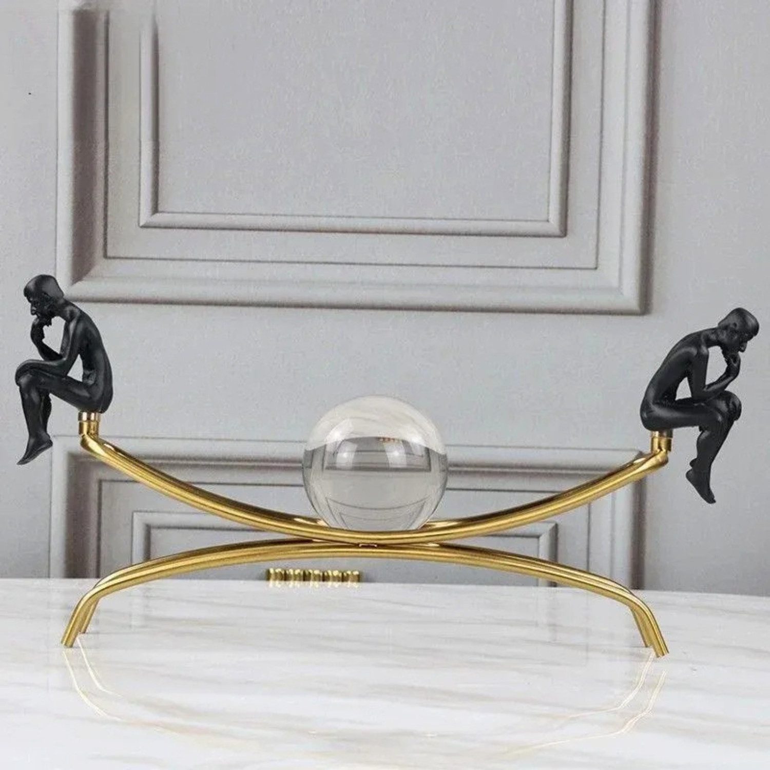 Quality Elegance Skulptur Luxus Kristallkugel Denker Skulptur Gold Metall Wohn Deko Design