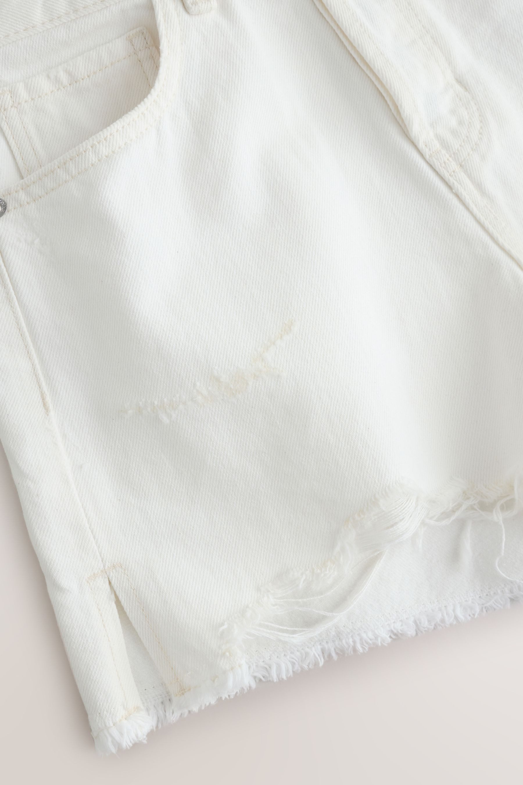 Next Jeansshorts Festival Denimshorts mit unvesäubertem Saum (1-tlg) – Bild 3 von 5