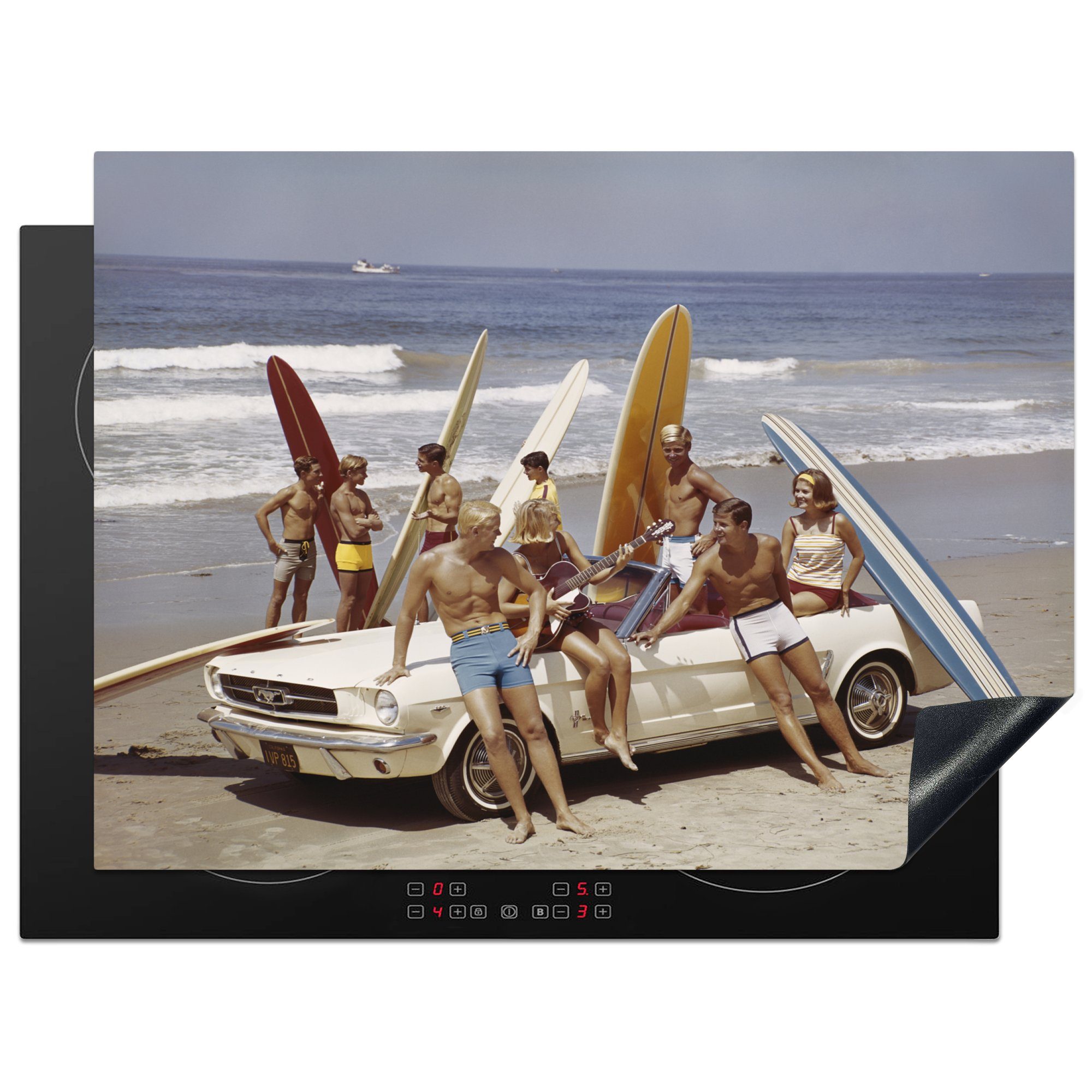 MuchoWow Herdblende-/Abdeckplatte Surfer vor einem Oldtimer am Strand, Vinyl, (1 tlg), 70x52 cm, Mobile Arbeitsfläche nutzbar, Ceranfeldabdeckung