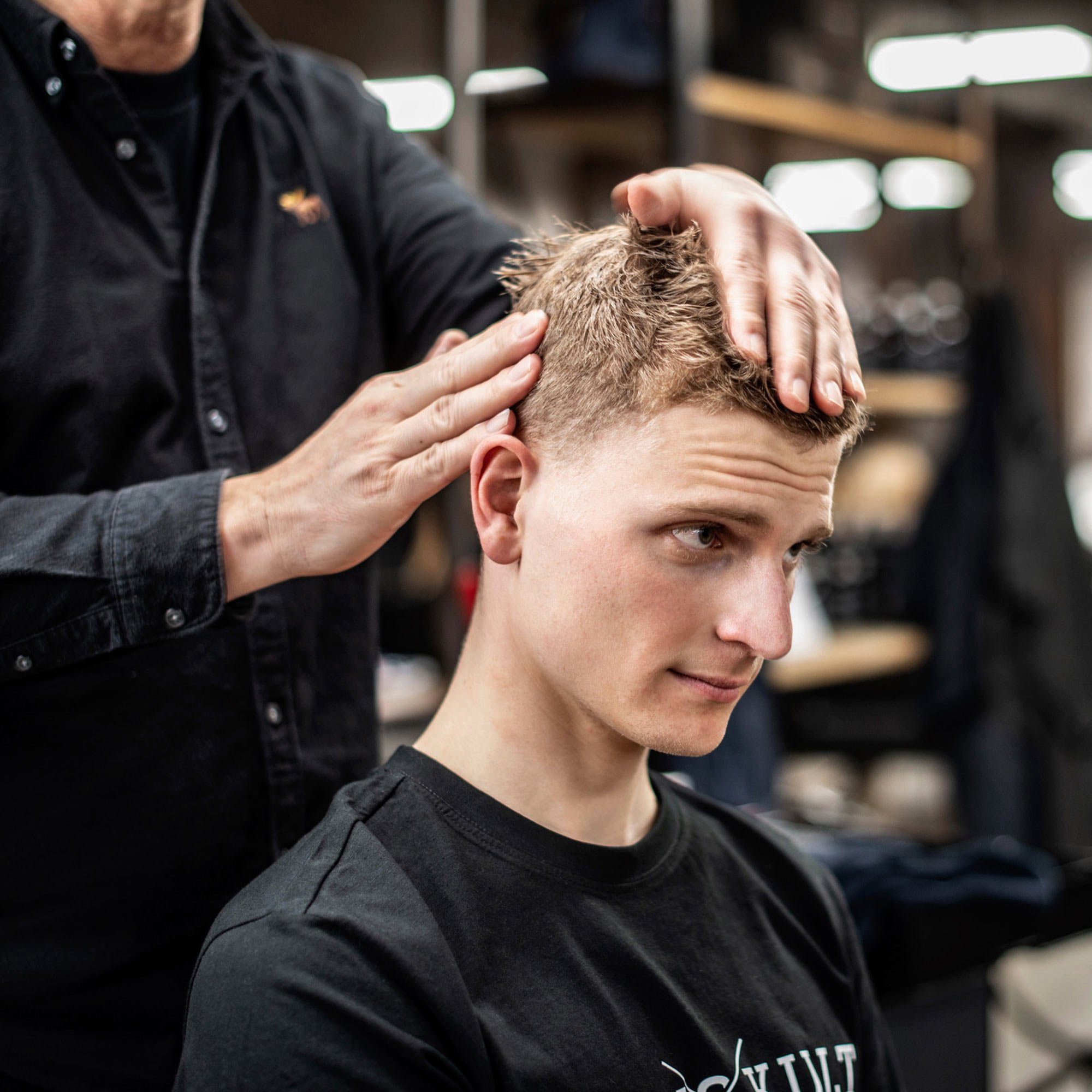 blonden Haar dem Verleiht einen Silber-Shampoo, Farbton Silbershampoo Menskult strahlenden