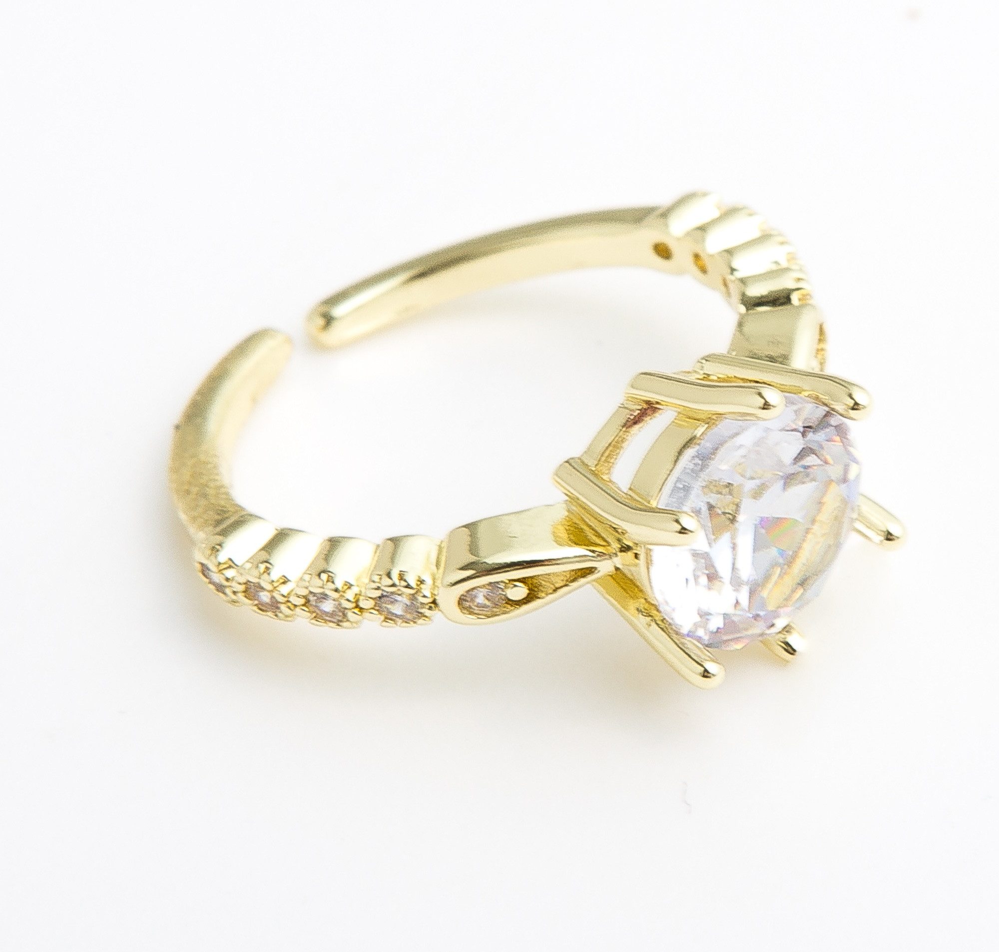 Fingerring mit glitzerdem (synth) Zirkon