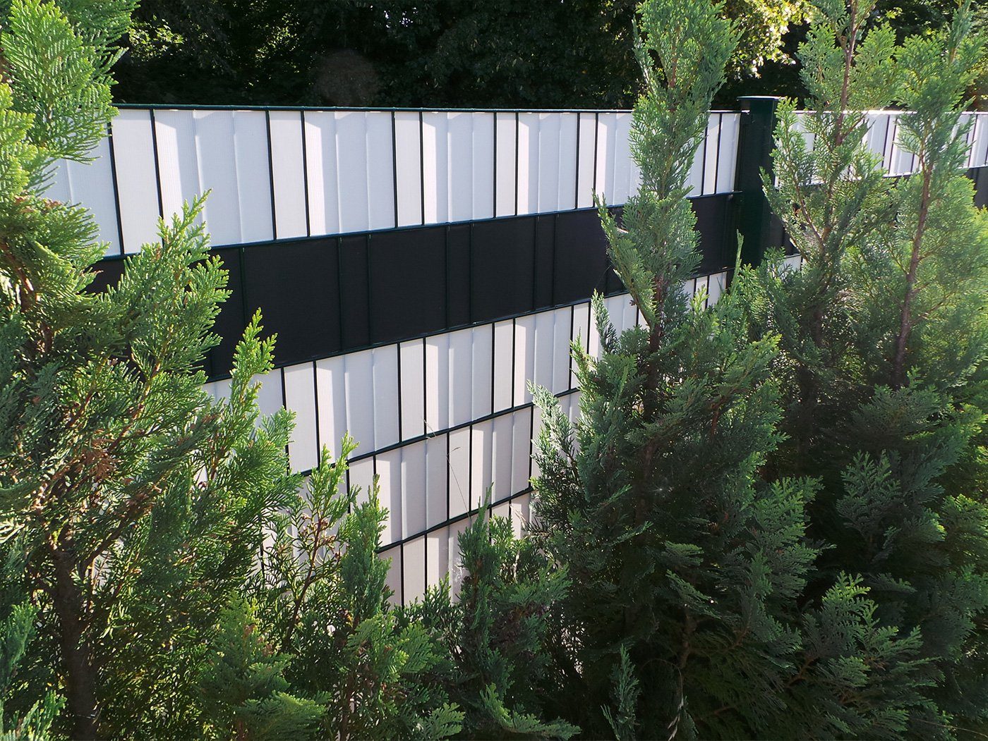 Plantiflex Sichtschutzstreifen Sichtschutz Rolle 35m blickdicht PVC Zaunfolie, (Sichtschutzfolie Windschutz, für Doppelstabmatten Zaun Sichtschutzrolle)