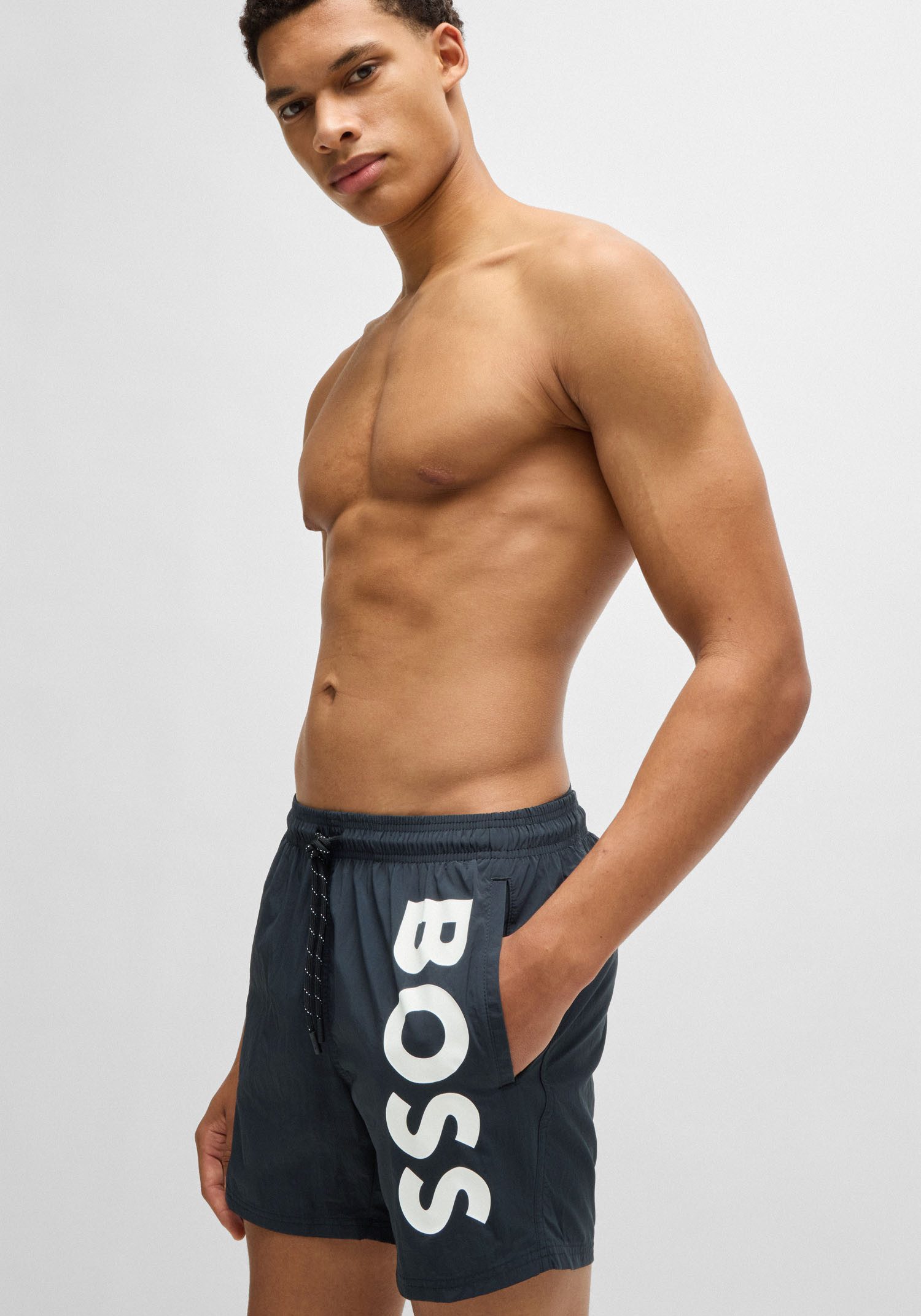 BOSS Badeshorts Octopus Mit BOSS Logoschriftzug, elastischer Taillenbund mit Kordel