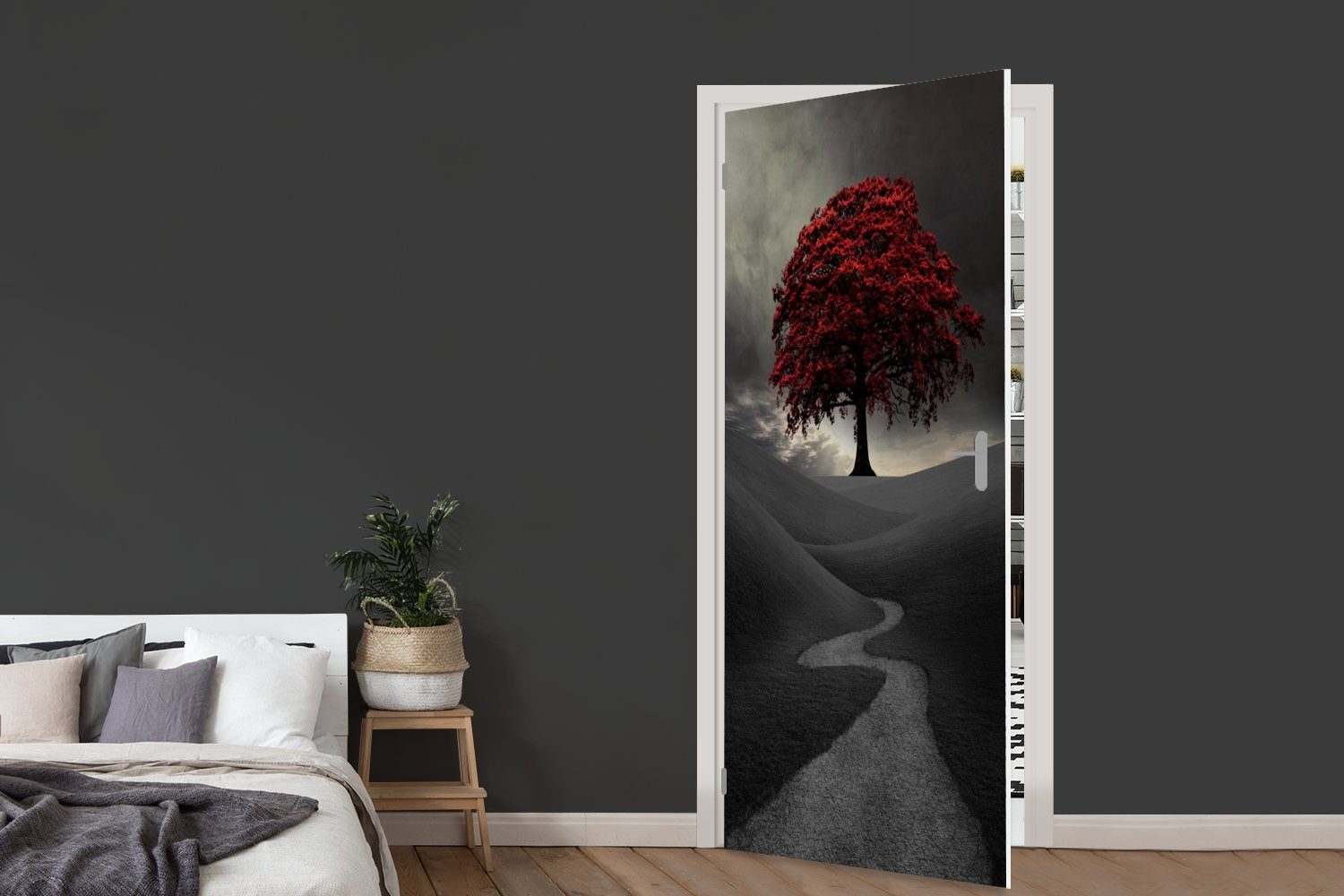 Türaufkleber, mit (1 Baum, Schwarz-Weiß-Foto Tür, bedruckt, Matt, 75x205 roten Ein Fototapete einem für großen Türtapete St), MuchoWow cm