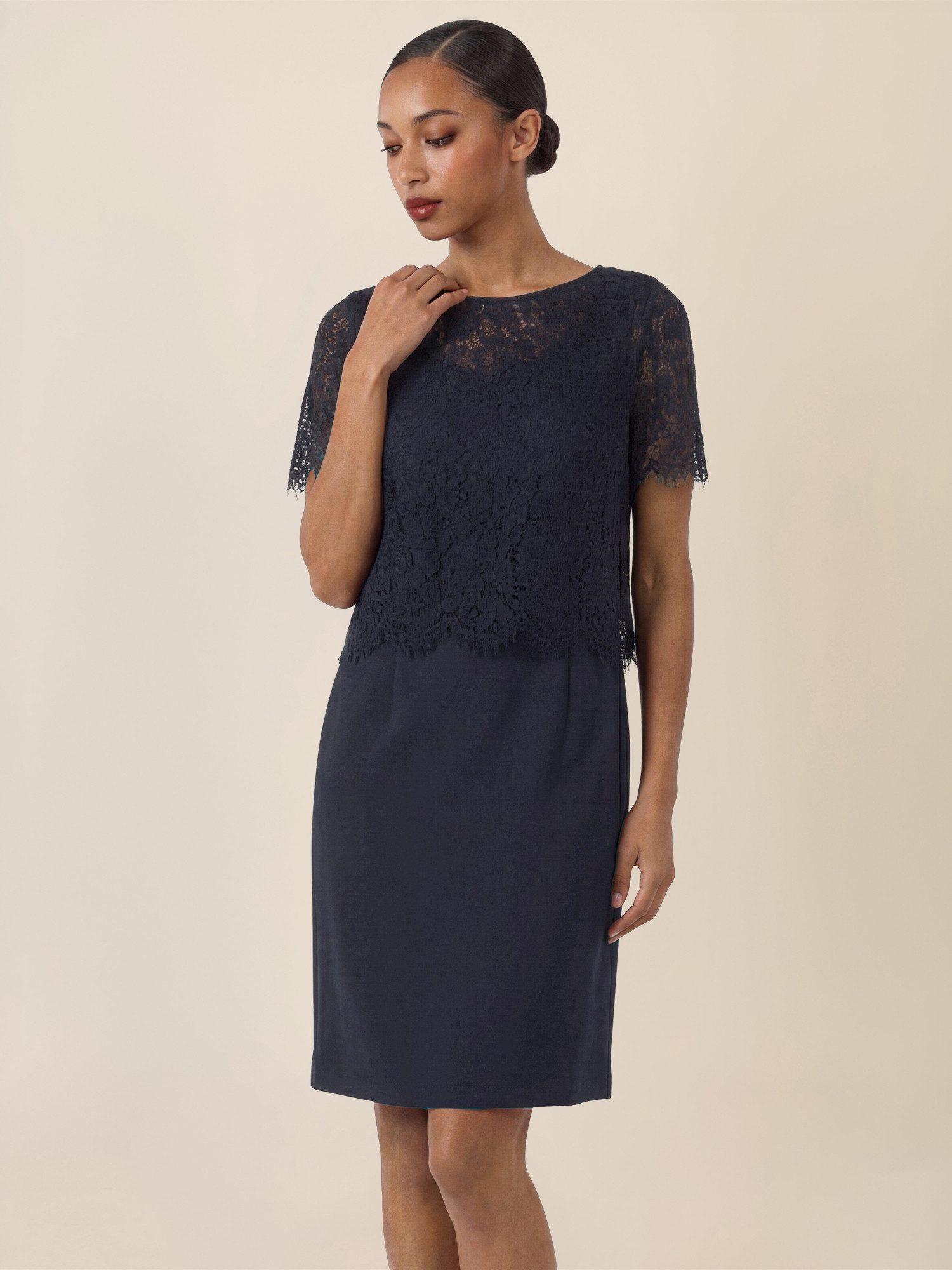 Apart Etuikleid mit eleganter Doppellage