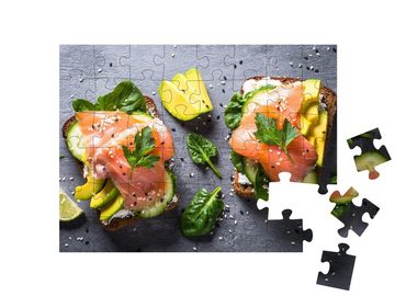puzzleYOU Puzzle Offenes Sandwich mit Lachs, Spinat und Avocado, 48 Puzzleteile, puzzleYOU-Kollektionen Essen und Trinken