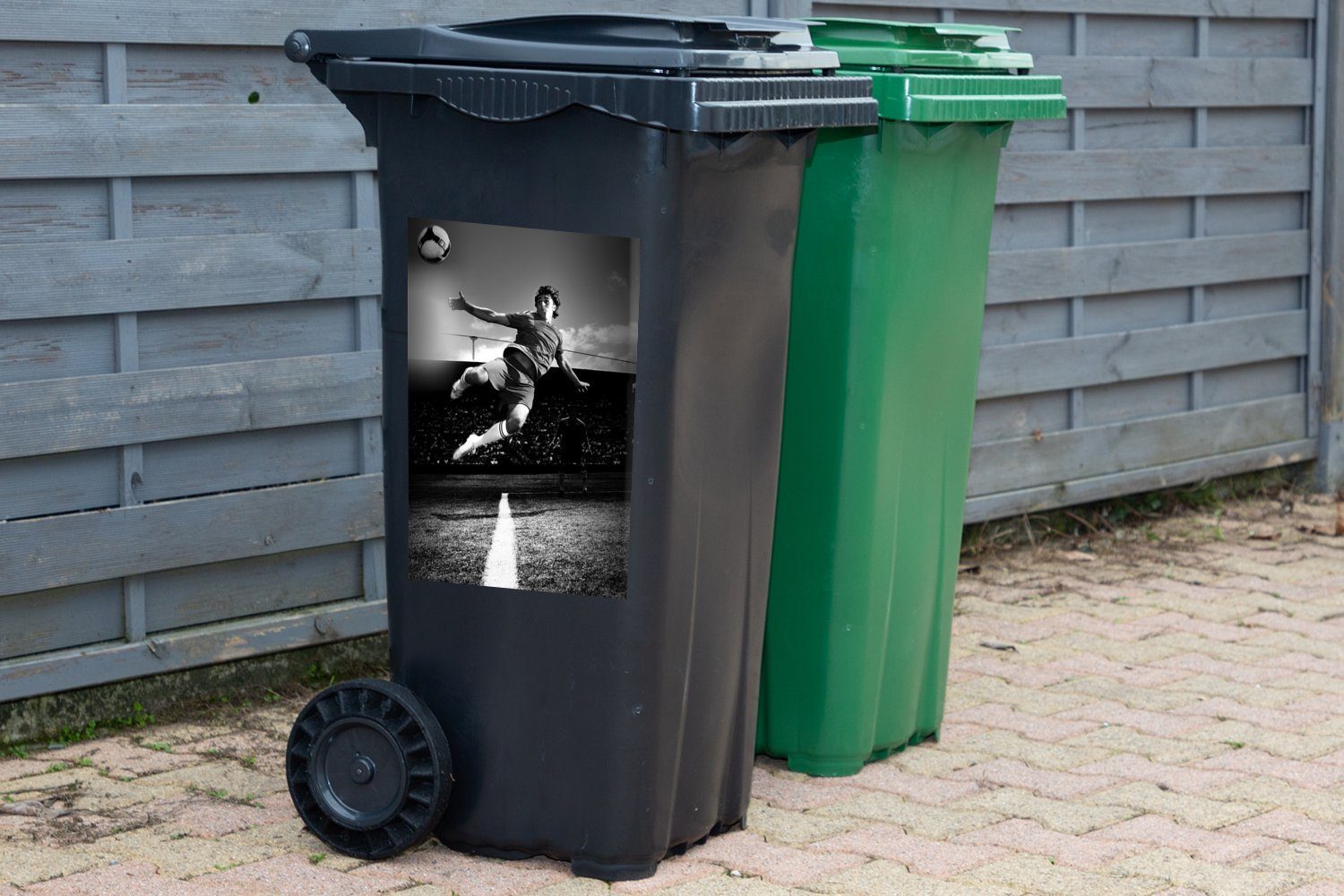 MuchoWow Wandsticker Fußballspieler macht Container, (1 St), und Abfalbehälter einen Mülleimer-aufkleber, Mülltonne, Sticker, weiß - schwarz Volley