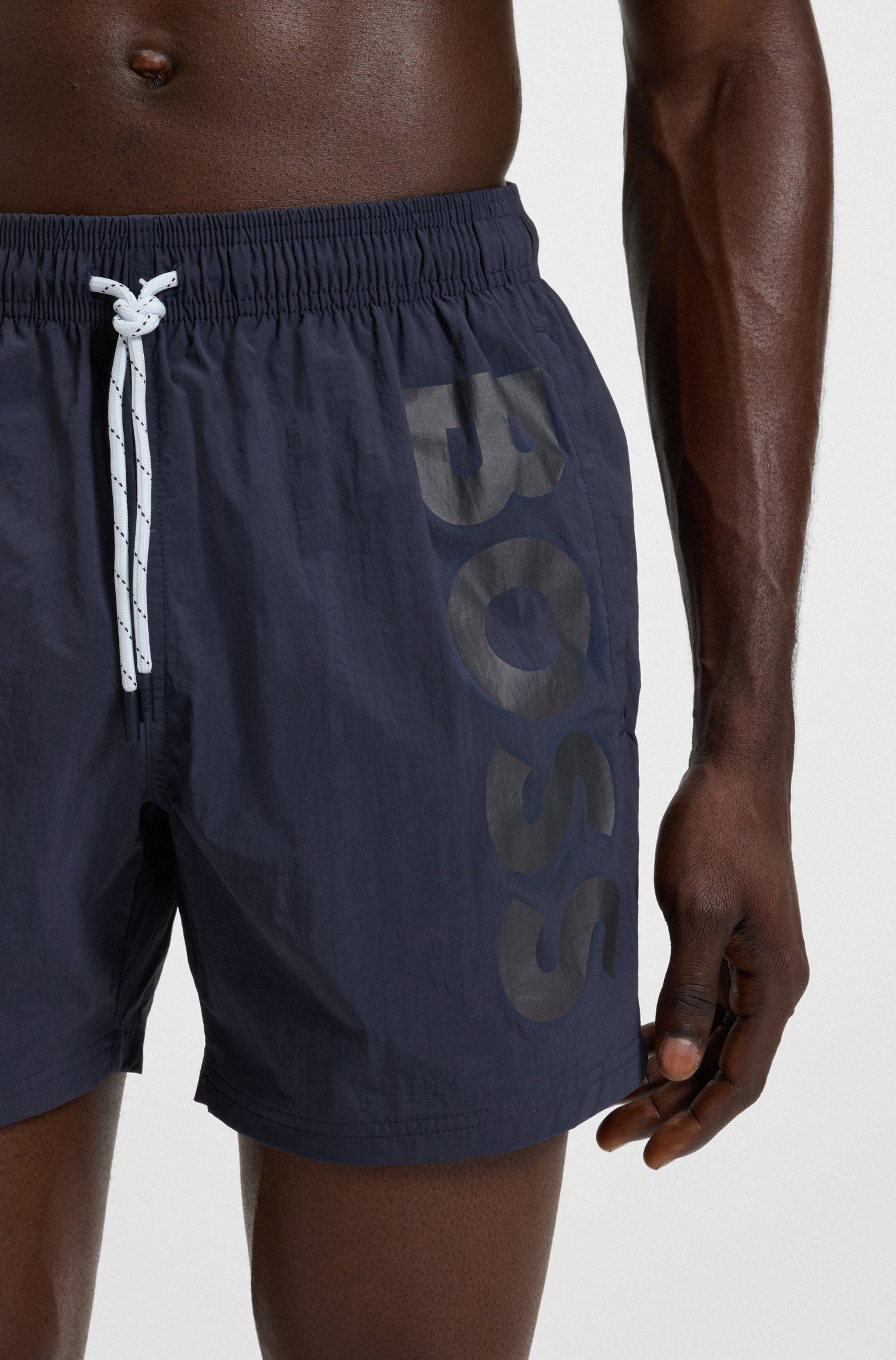 BOSS Badeshorts Octopus Mit BOSS Logoschriftzug, elastischer Taillenbund mit Kordel