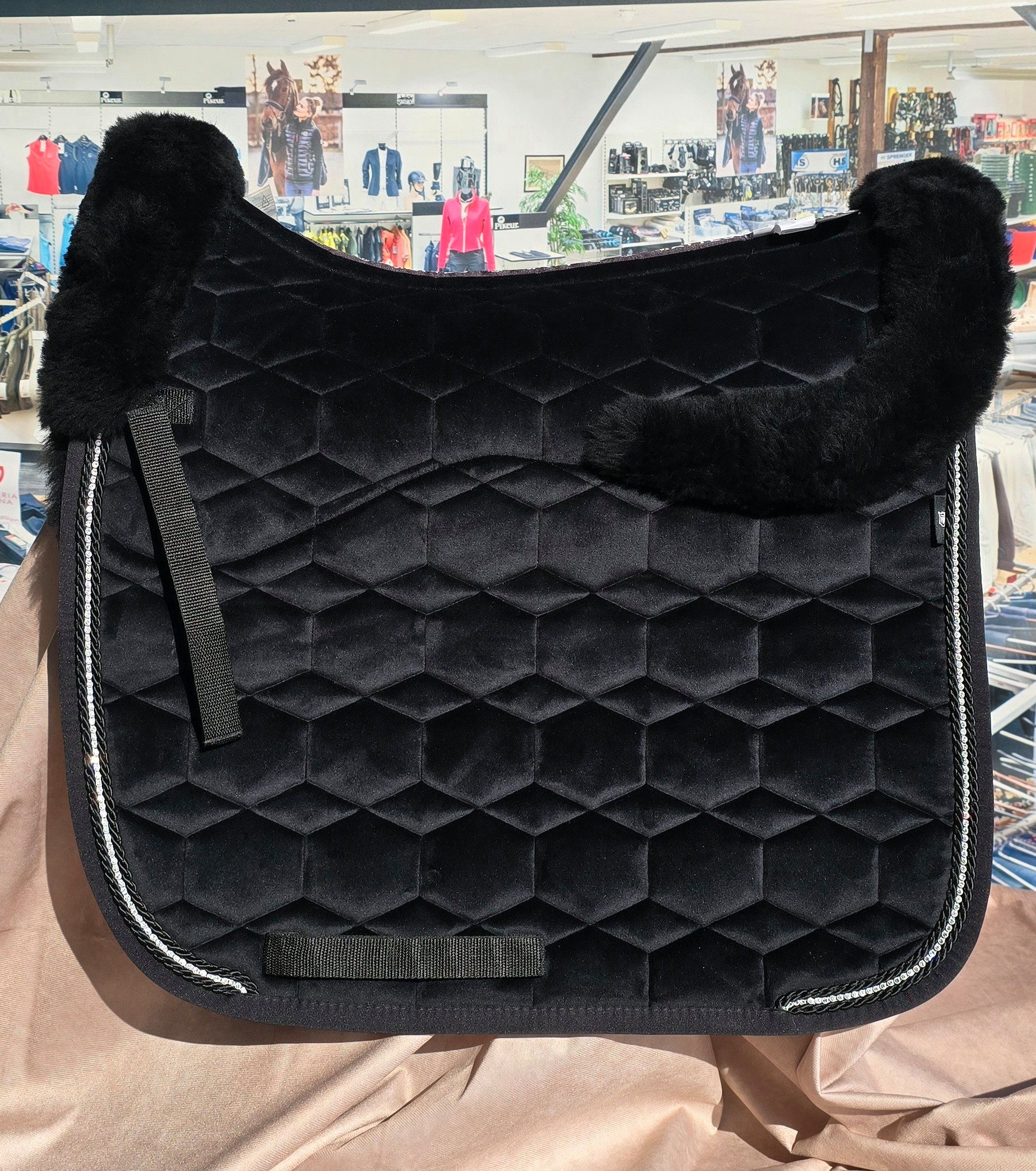 Schabracke MATTES Lammfell Schabracke Dressur mit Strass - Schwarz/Samt