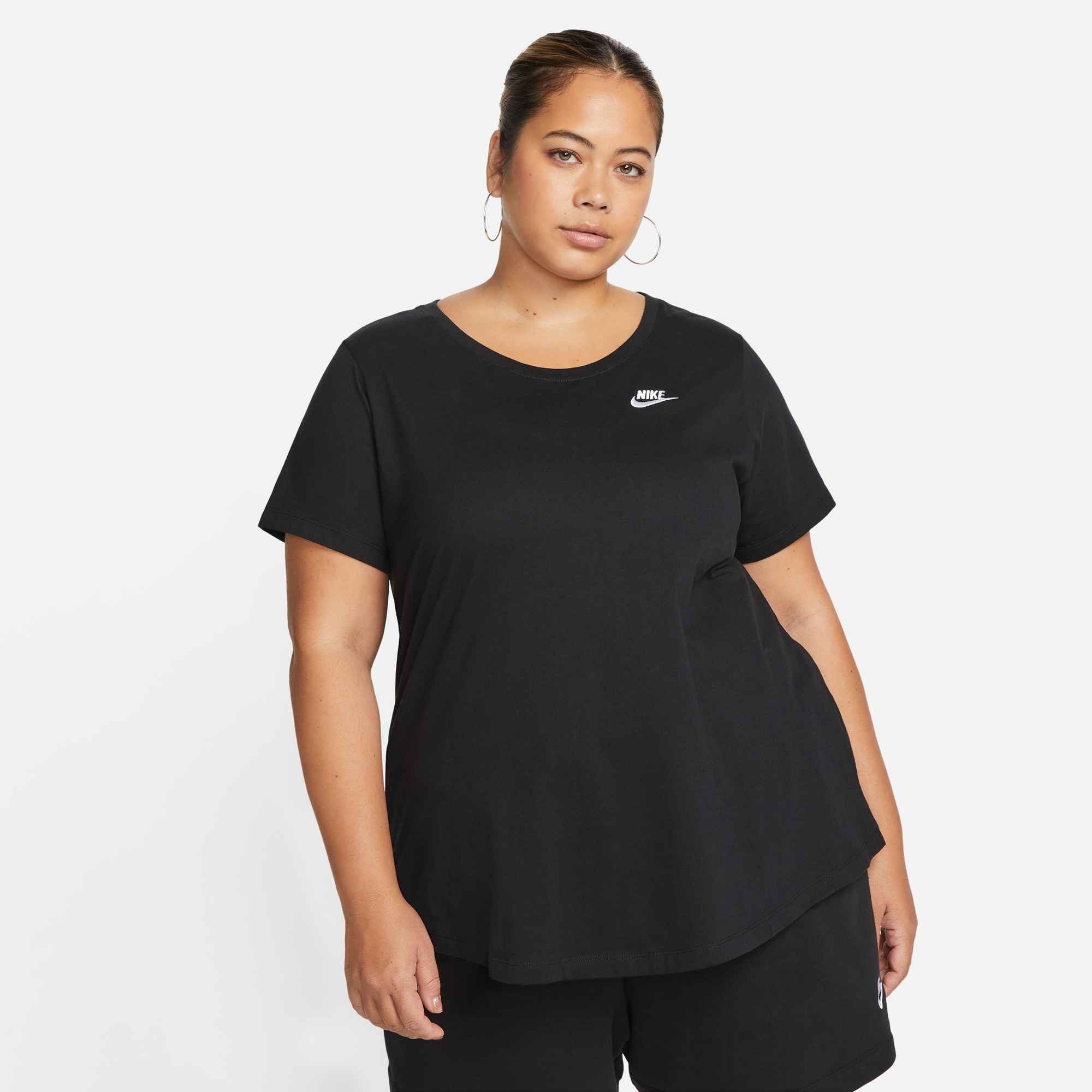 Nike Sportswear T-Shirt CLUB ESSENTIALS WOMEN'S T-SHIRT (PLUS SIZE) etwas weiterer Schnitt, kürzere Länge am Body, sportlicher Stil