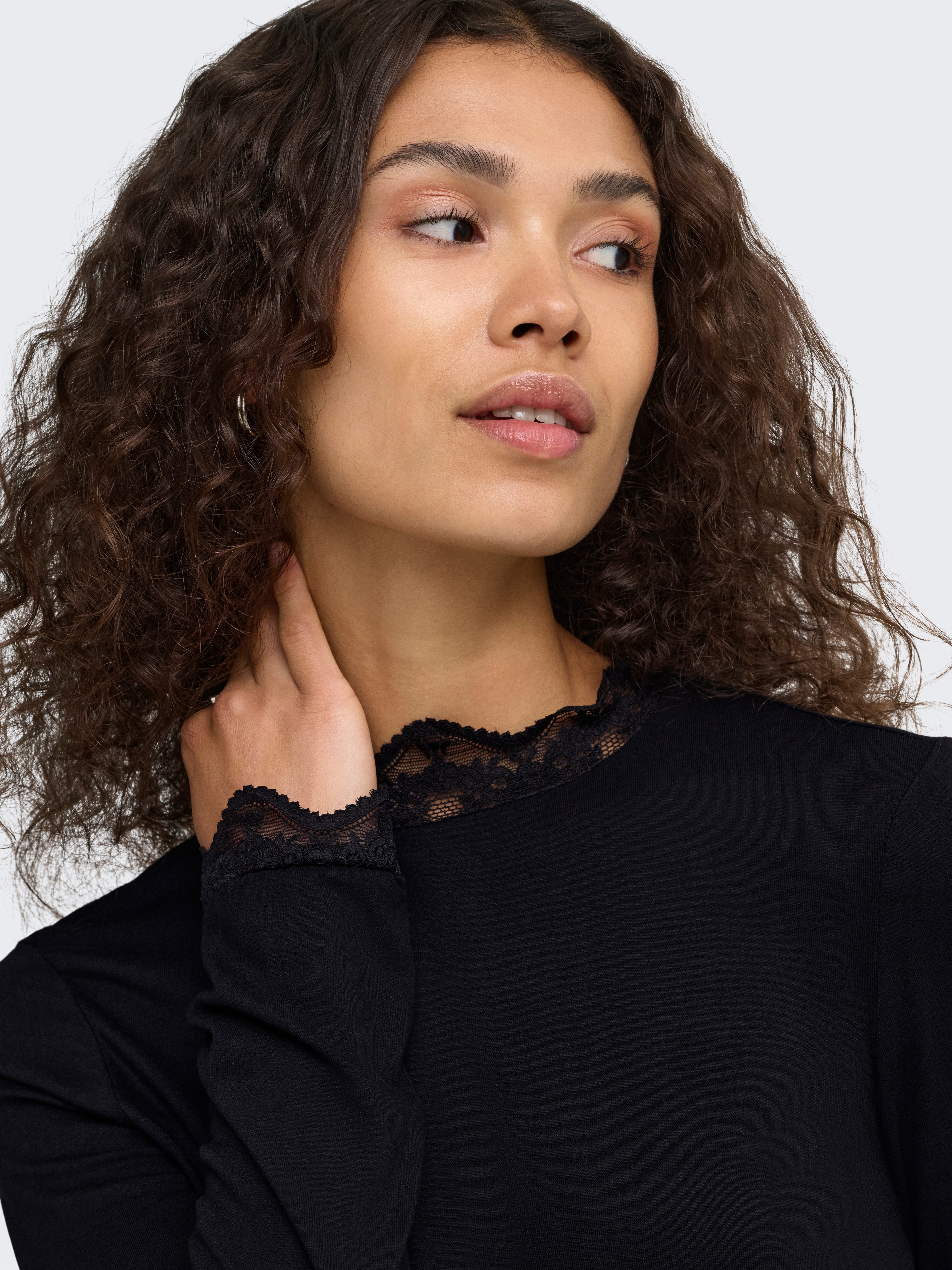 ONLY Langarmshirt ONLLIV L/S TOP WITH LACE DETAILS CS JRS Viskosemischung, regular fit – Bild 2 von 5