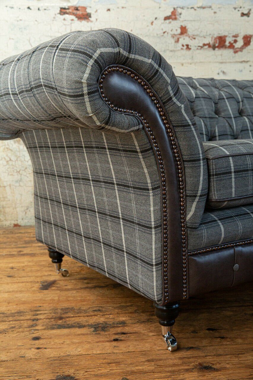 Die Couchen Chesterfield Polster Webstoff, Chesterfield-Sofa mit Dreisitzer JVmoebel Design Sofa Rückenlehne Knöpfen. Grau
