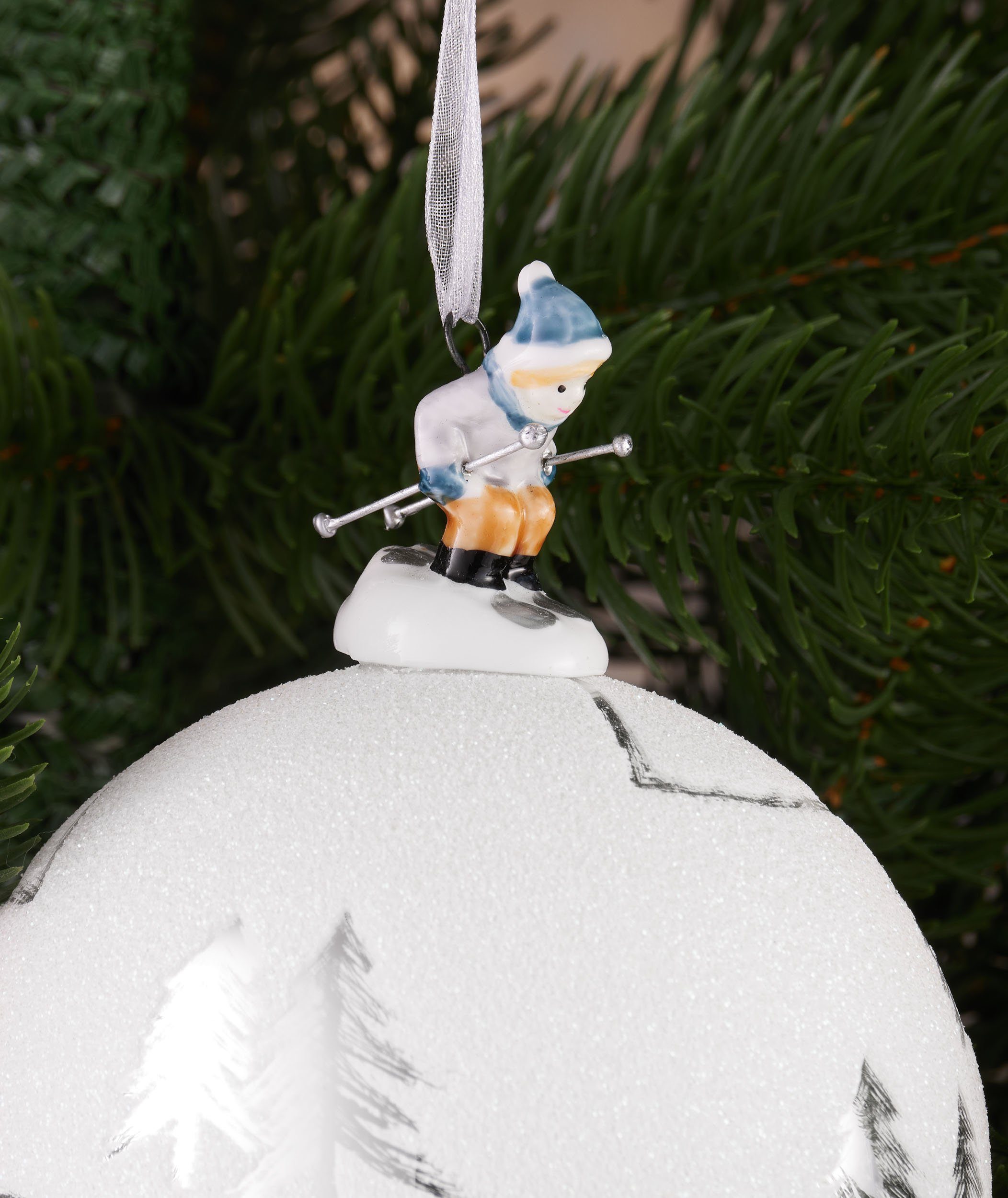 Handarbeit Kugel Glitzer Ski/Schlitten Schnee - Porzellan Weihnachtskugel Glas Premium (1 St), mit - Weihnachtsbaumkugel cm Figur 10 BRUBAKER mit Skipiste Baumkugel Landschaft