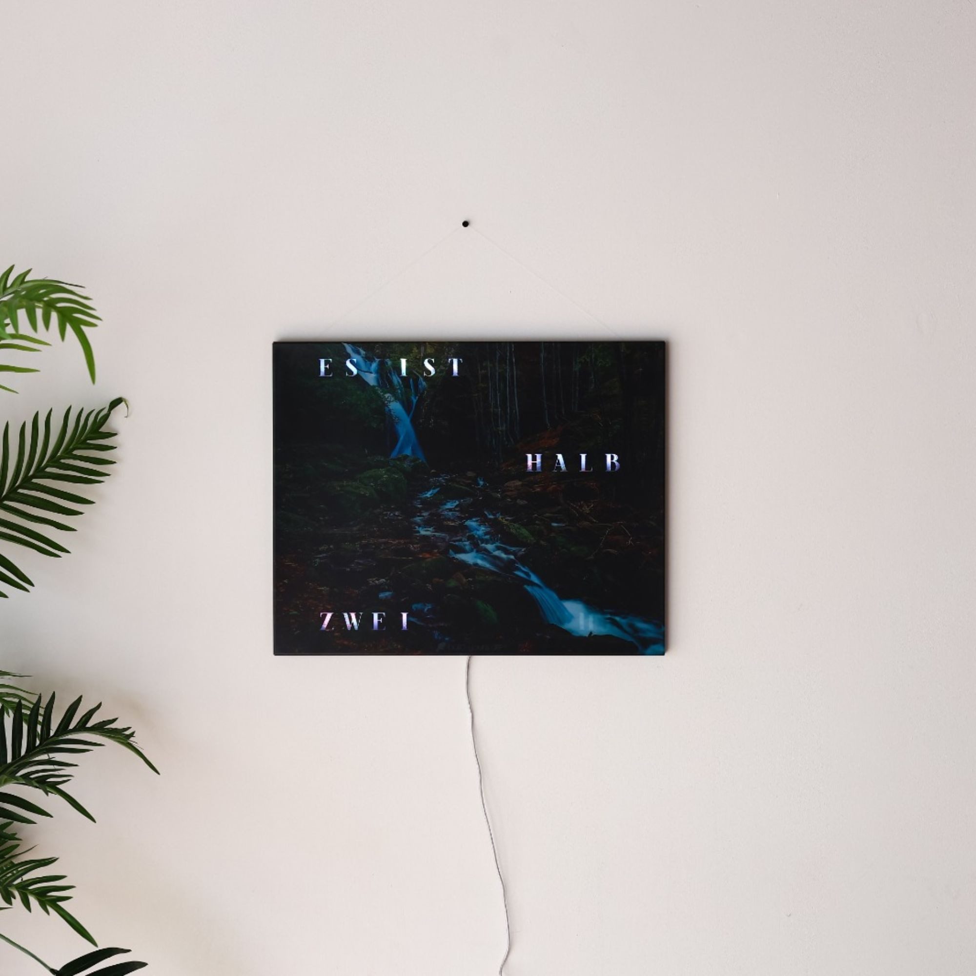 build-yours.de Wanduhr Jupiter 2.0 – Phantom Edition (50 × 40 cm) (Dark Forest Edition – Smarte Wortuhr,App-Steuerung, RGBW LEDs)