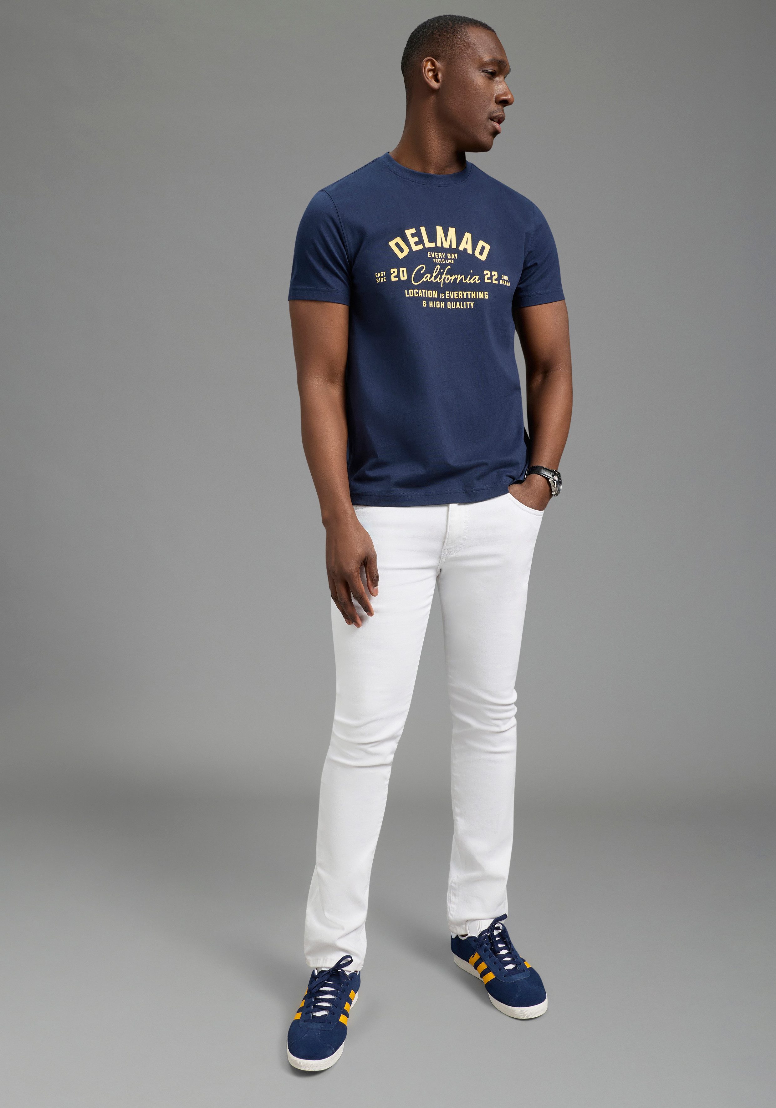 DELMAO Rundhalsshirt Neue Kollektion! normale Passform, kurzarm, bedruckt, günstig online kaufen