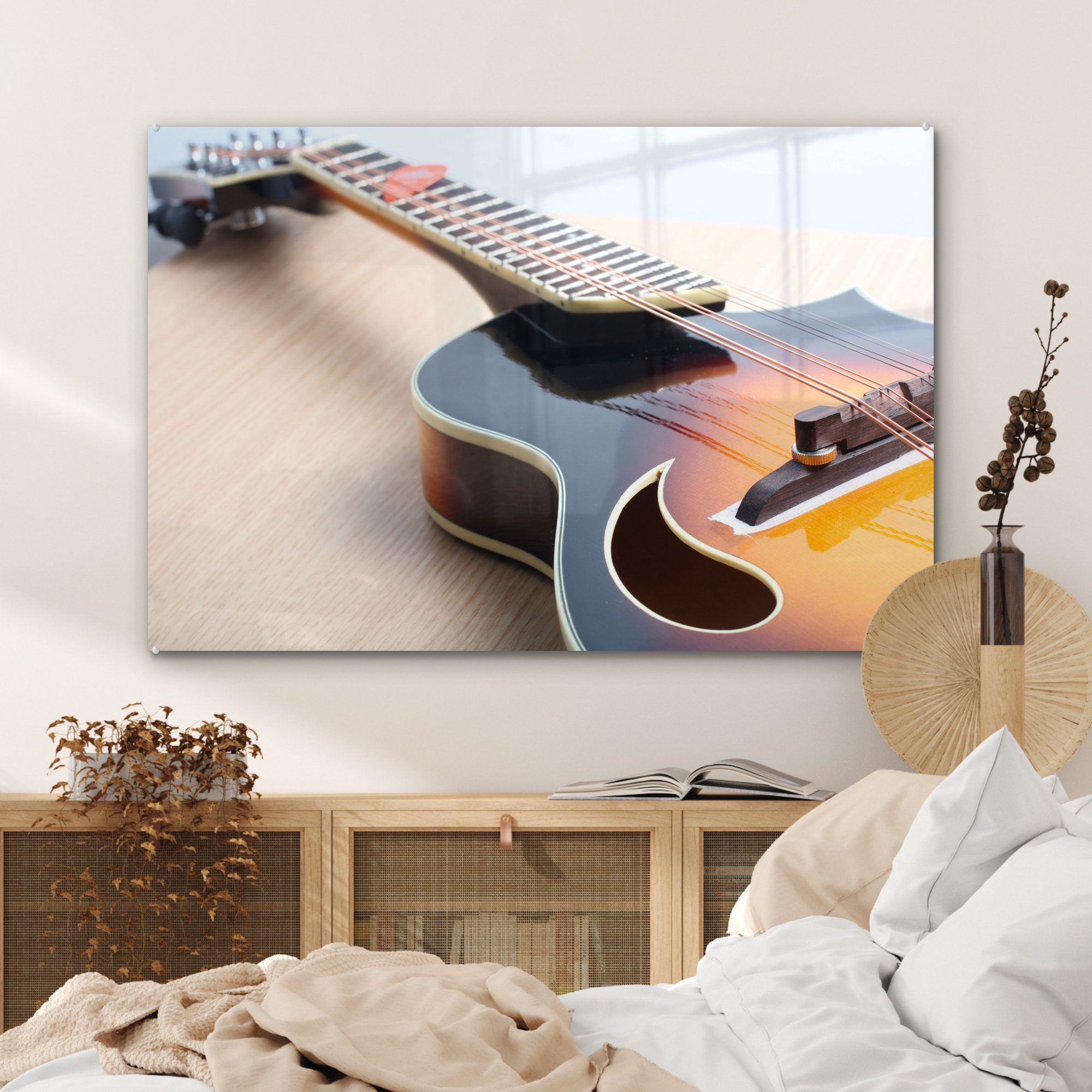 MuchoWow Acrylglasbild Eine E-Gitarre auf Schlafzimmer (1 & einem St), Holzboden, Acrylglasbilder Wohnzimmer