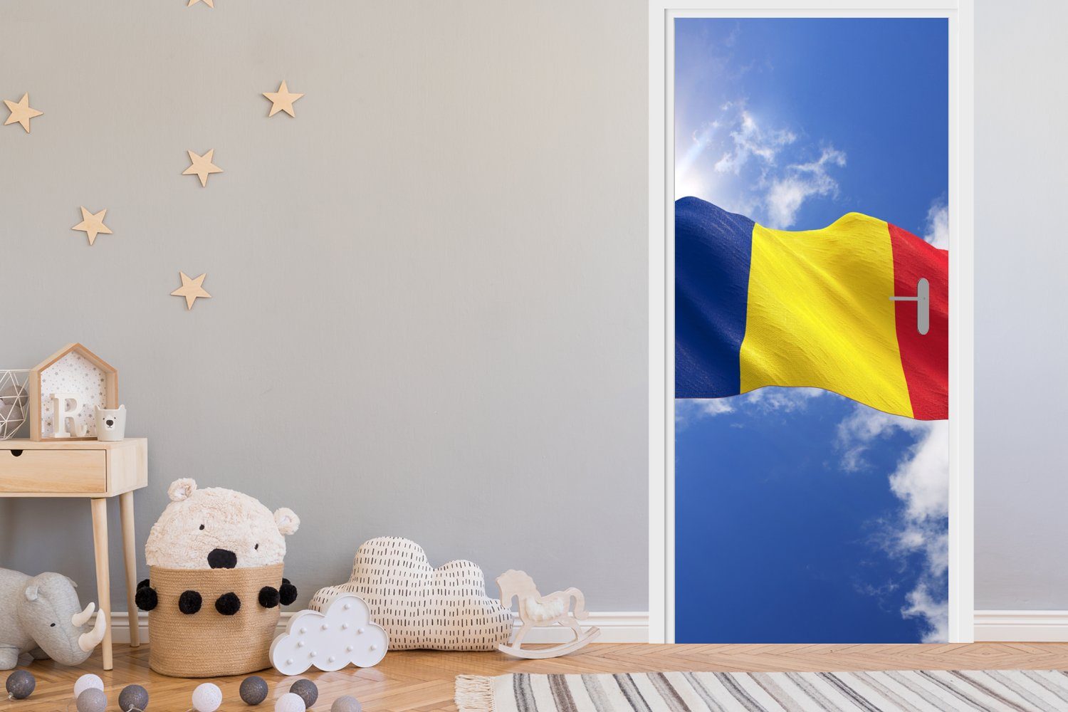 Himmel, 75x205 Fototapete Türaufkleber, Tür, (1 Matt, weht Türtapete Flagge bedruckt, Rumäniens am cm St), MuchoWow für