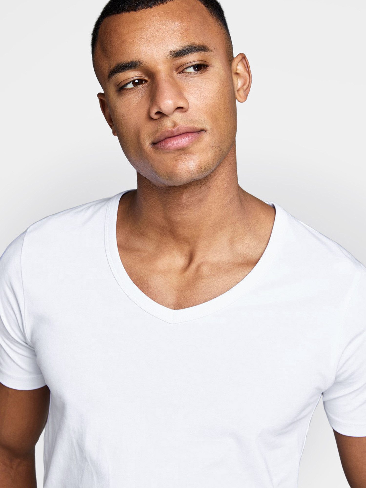 Jack & Jones T-Shirt Basic V-Neck (3-tlg., 3er Pack) etwas länger geschnitten, nicht zu kurz