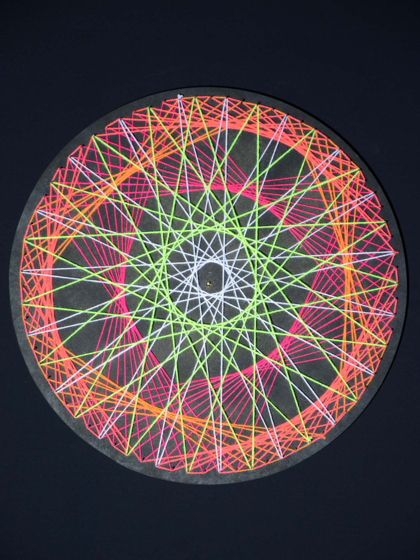 PSYWORK Dekoobjekt Schwarzlicht 2D StringArt Fadendeko Kreis "Spinning Wheel", 40cm, UV-aktiv, leuchtet unter Schwarzlicht