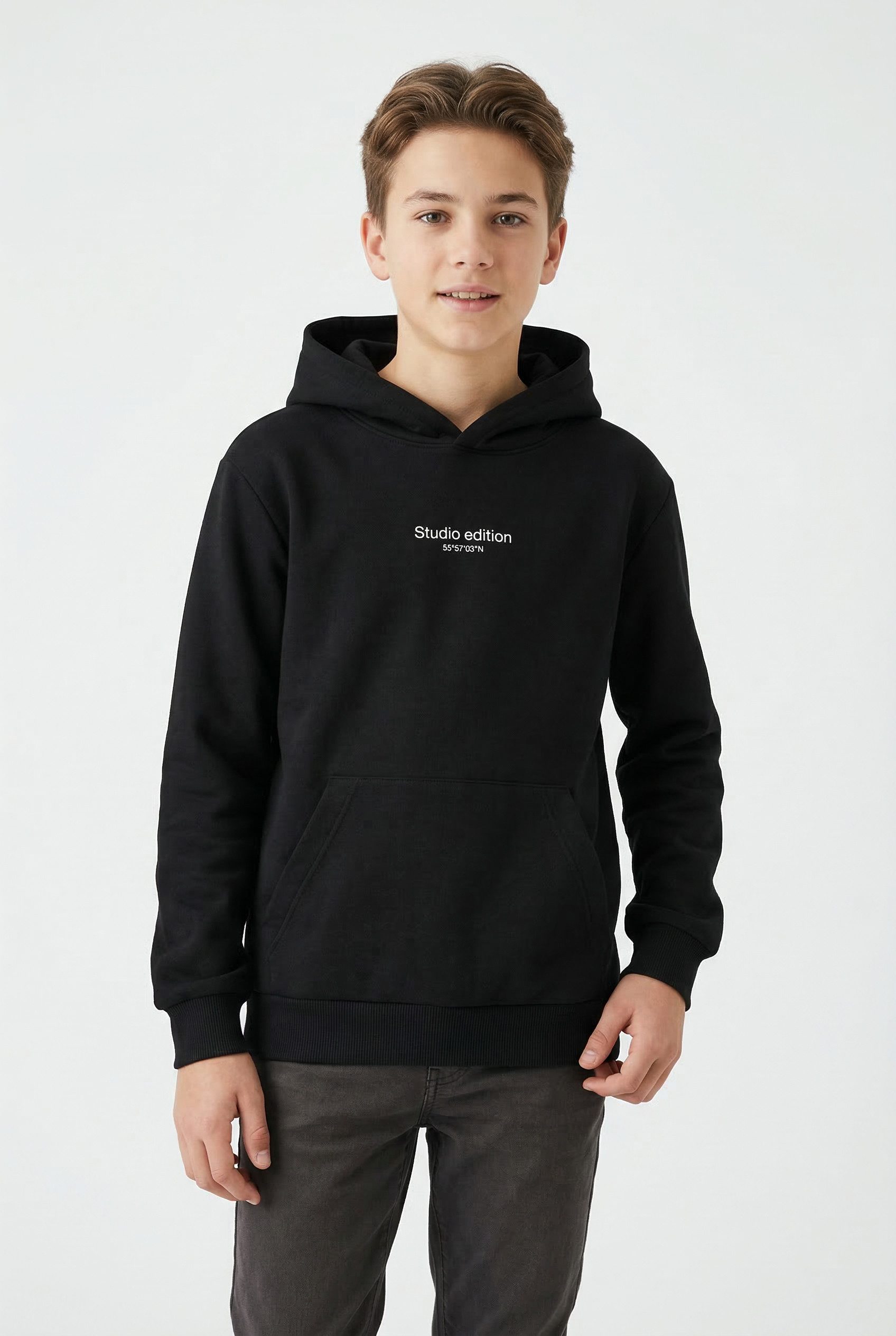 Name It Kapuzensweatshirt NKMBRODY LS NREG SWEAT WH BRU NOOS mit kleinem Logoprint