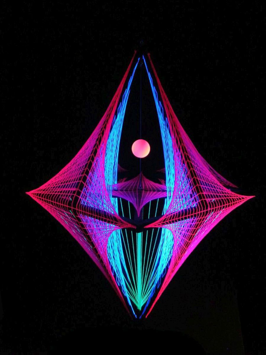 Dekoobjekt 95cm, 3D UV-aktiv, Schwarzlicht Fadendeko unter Schwarzlicht Out", StringArt PSYWORK Raute "Night leuchtet
