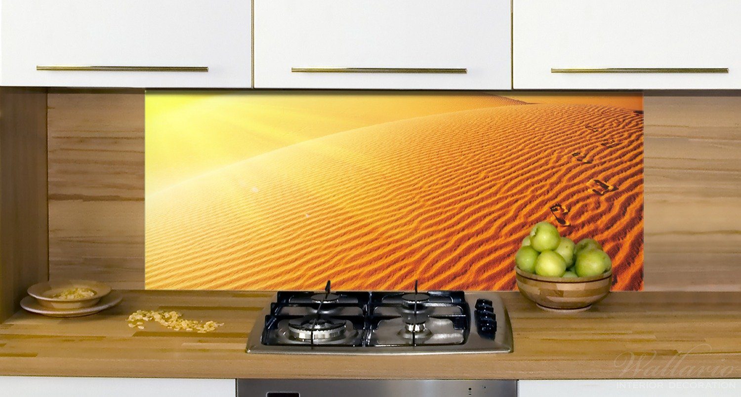 in Fußspuren der Sanddüne - Wüste, (1-tlg) Küchenrückwand im Wallario Sand