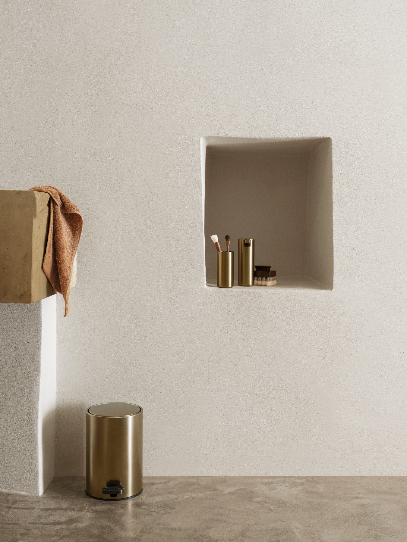 blomus Mülleimer Treteimer -MODO- Abfalleimer, Pedaleimer: moderner Badezimmereimer, 3L Volumen, mit Henkel, Soft-Close System, Kohlefilter