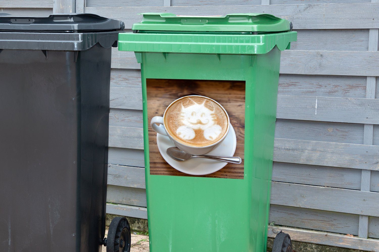 MuchoWow Wandsticker Eine Katze (1 Abfalbehälter Container, abgebildet im Mülltonne, eines Art ist Schaum als St), Mülleimer-aufkleber, Cappuccinos Latte Sticker