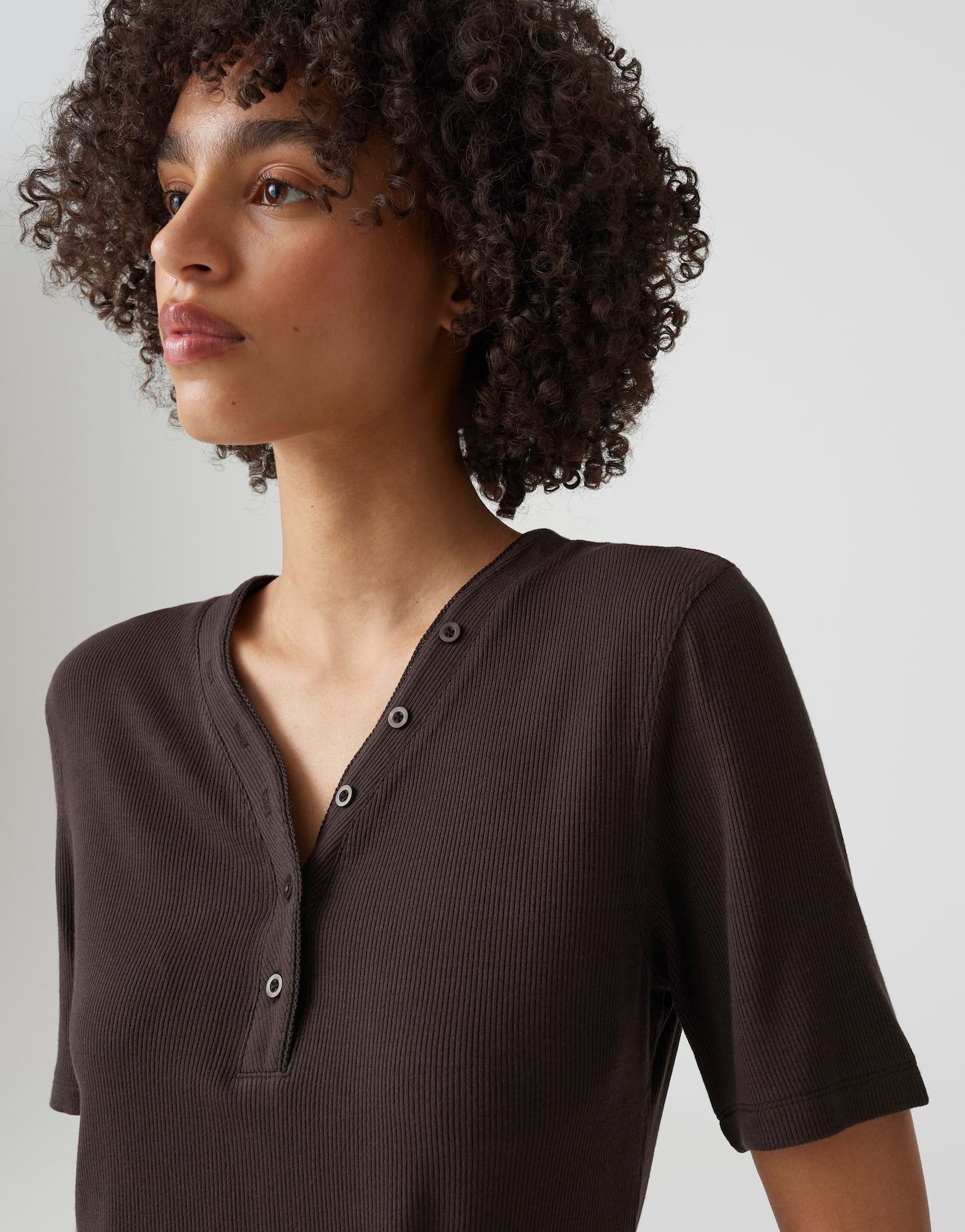 OPUS Kurzarmshirt mit feiner Rippe Femininer Ausschnitt mit leichter Transparenz – Bild 4 von 5