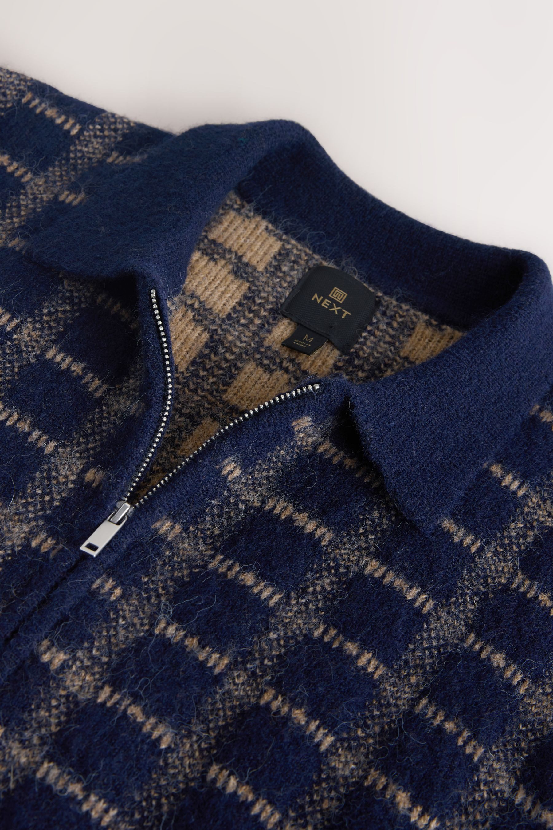 Next Strickjacke Regular Fit karierte Reißverschluss-Strickjacke (1-tlg)