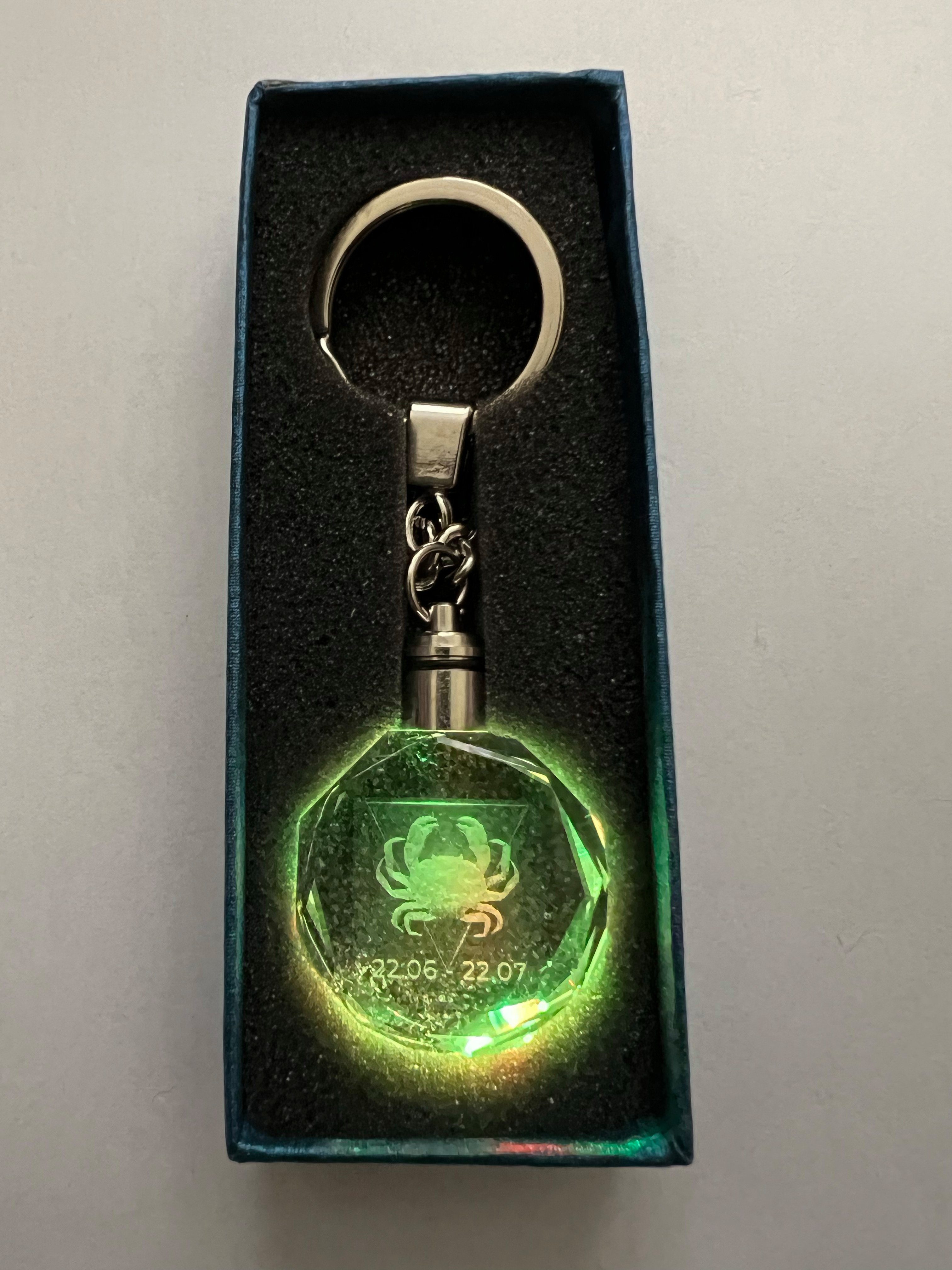 Stelby Schlüsselanhänger Multicolor Sternzeichen mit Schlüsselanhänger Krebs Geschenkbox LED