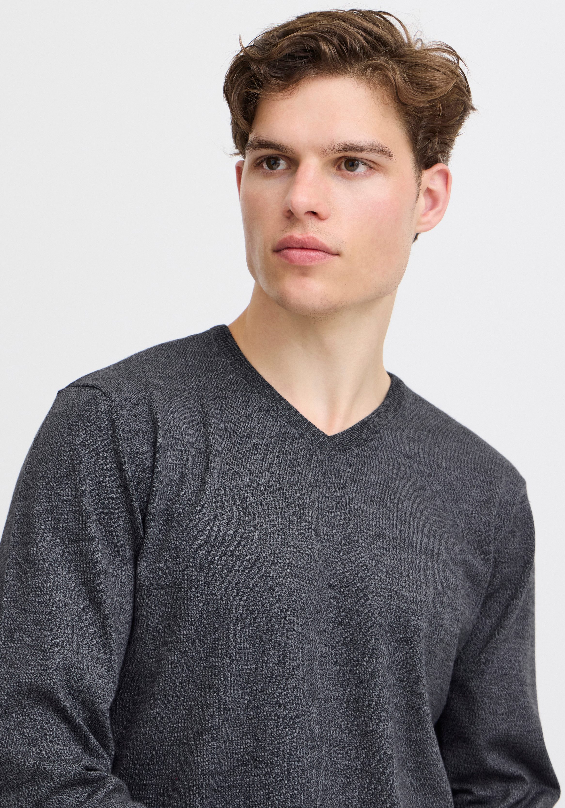 Blend V-Ausschnitt-Pullover BHBRUTON V-neck aus Polyester, Regular Fit, in normaler Länge