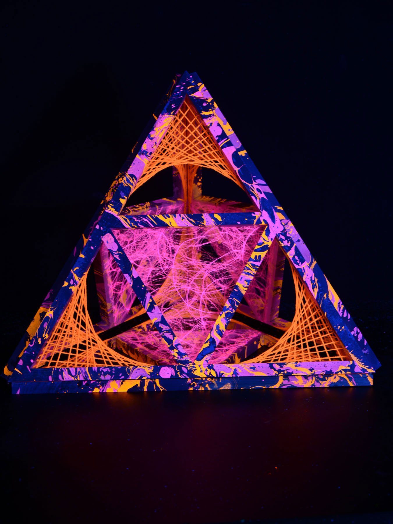 unter leuchtet UV-aktiv, Orange Dekoobjekt Schwarzlicht StringArt PSYWORK Pyramide 3D Journey", "Deep Schwarzlicht 1,30m,