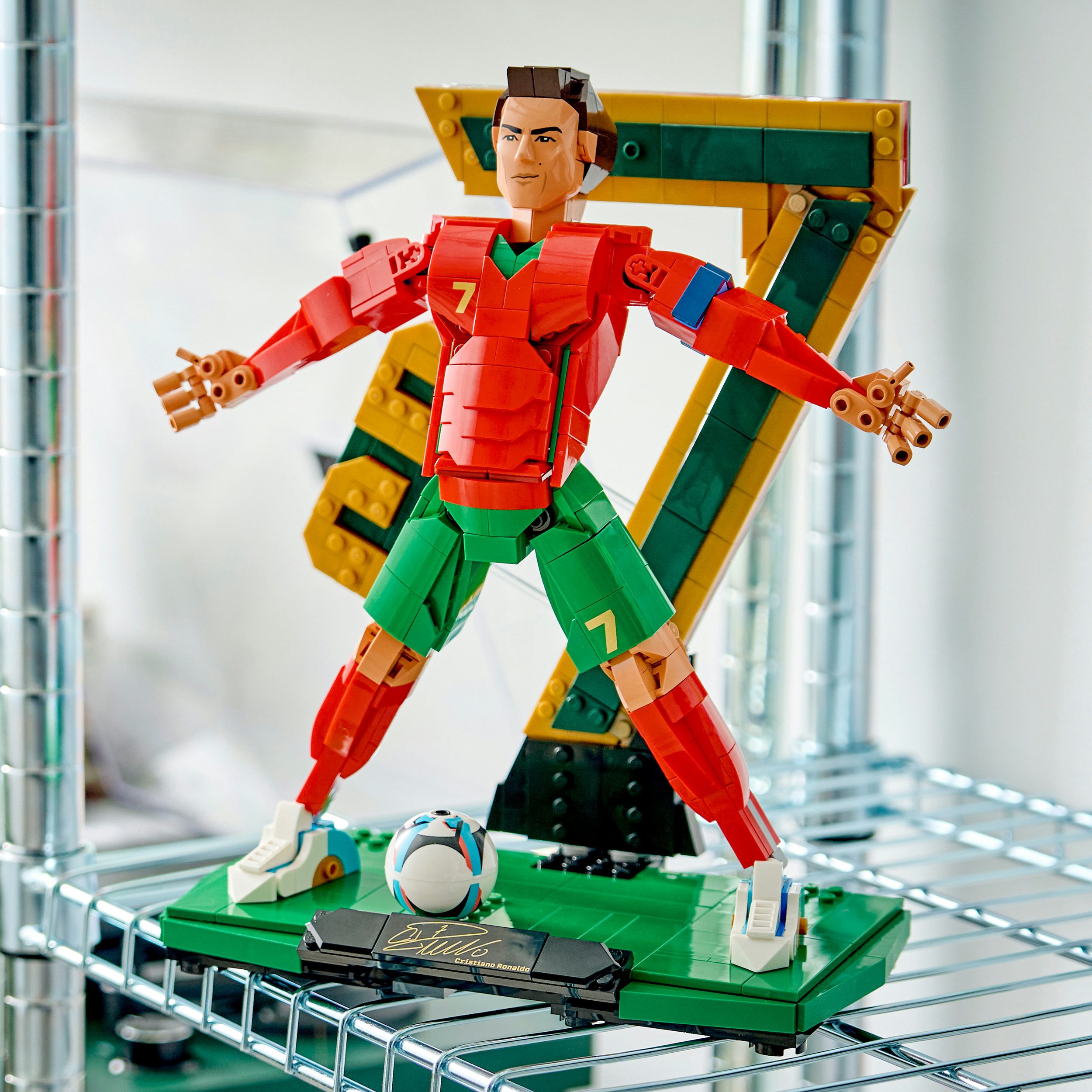 LEGO® Cristiano Ronaldo – Fußballlegende (43016), LEGO Editions Football Konstruktionsspielsteine, (854 St)