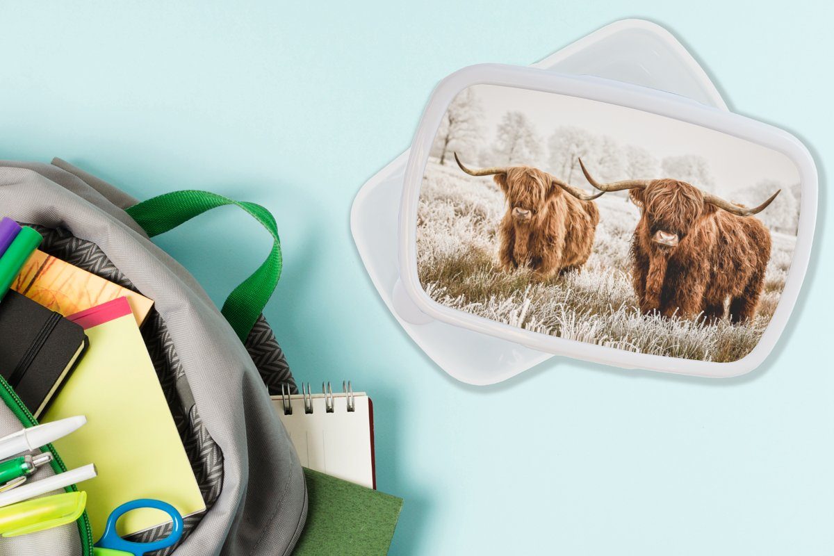 MuchoWow Lunchbox Natur Brotdose, Kuh für Hochländer - Kinder und Mädchen für Kunststoff, - Brotbox Erwachsene, Jungs (2-tlg), - und Schottischer Winter, weiß