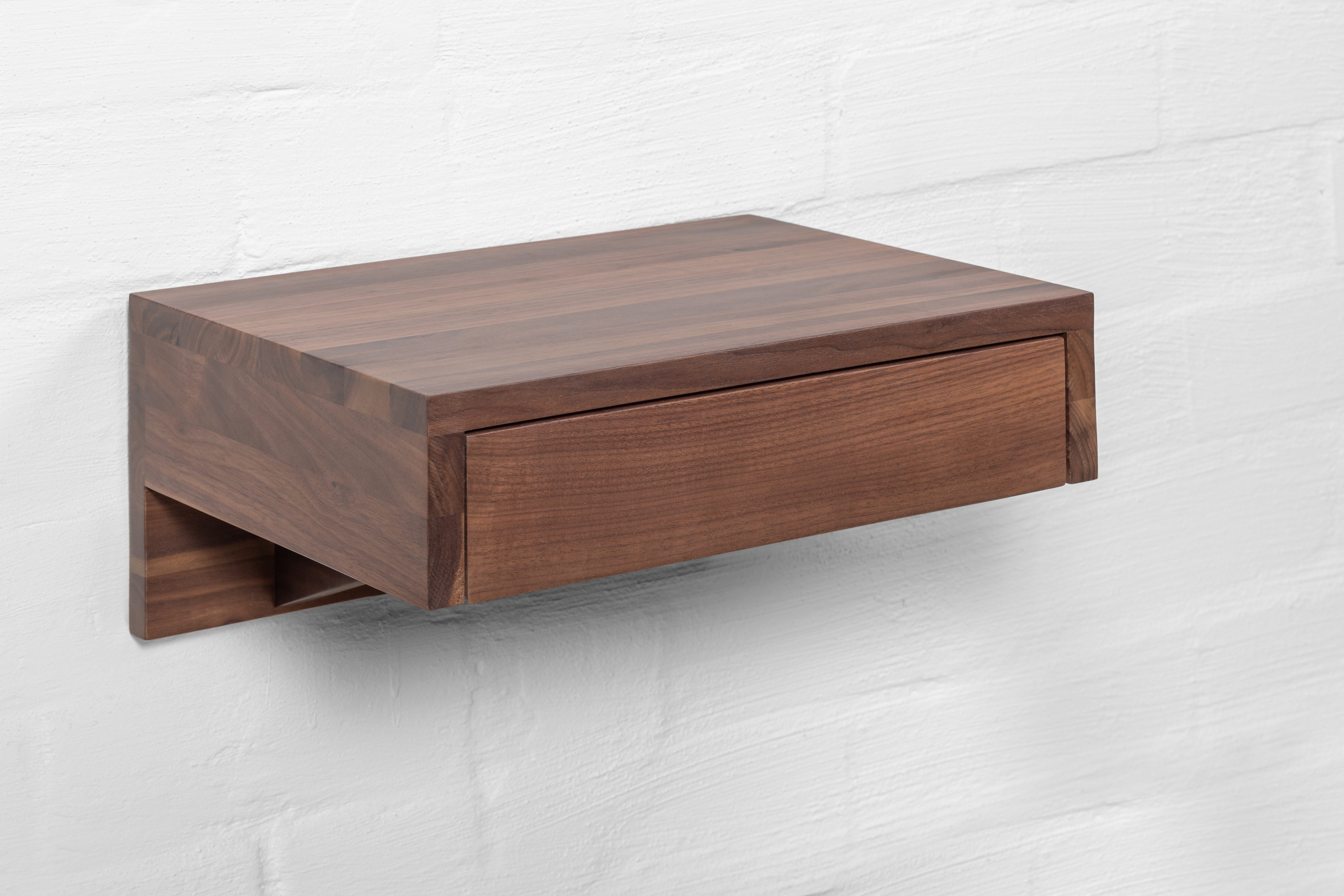 Woodek Design Nachttisch BO, Ablagetisch aus 100 % massivem Nussbaum, matt lackiert (H 18 x B 40 x T 30 cm, 1-St., hängende und moderne Nachttischkonsole), funktionales Wandregal mit Schublade
