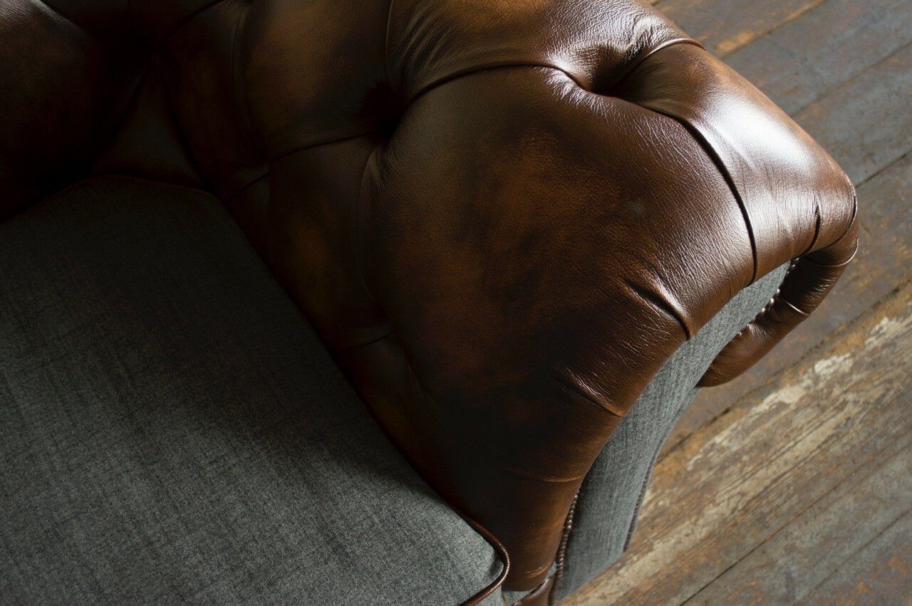 JVmoebel Chesterfield-Sofa Chesterfield Klassische Braun Die Textil mit Polster, Rückenlehne Sitz Leder Knöpfen. Sofa Couch
