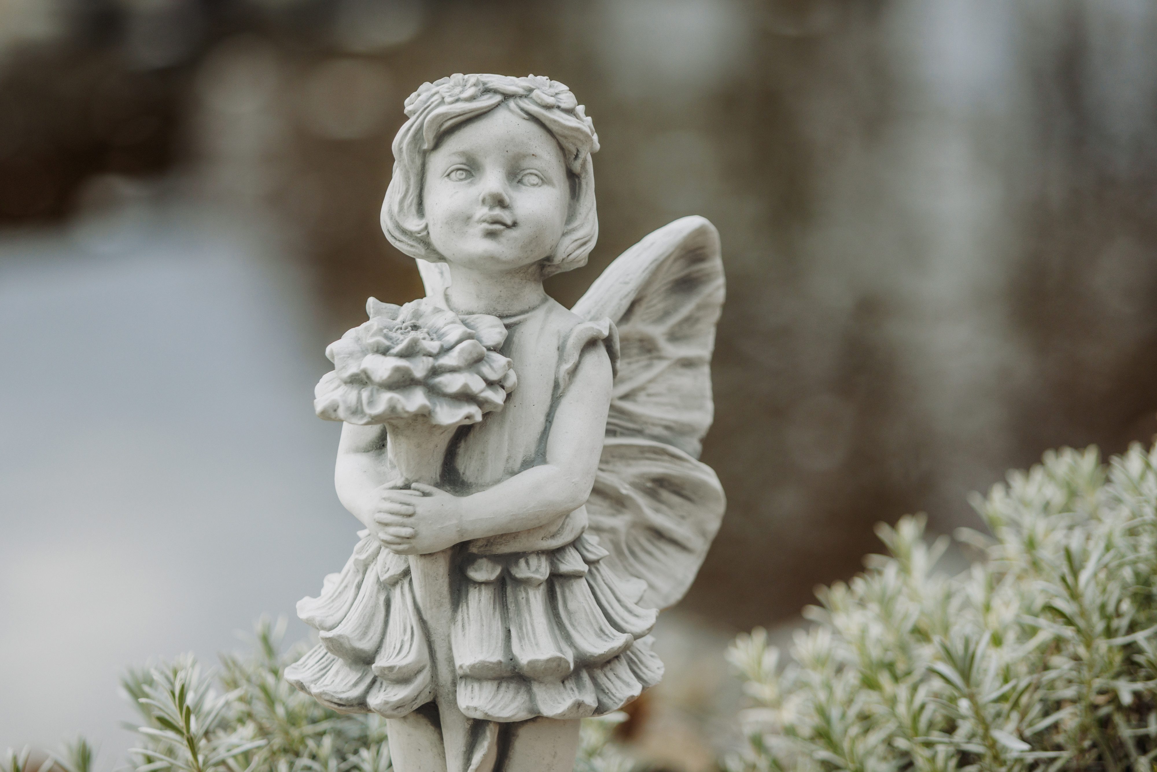 gartendekoparadies.de Gartenfigur Bezaubernde Elfe mit Blume, Steinfigur, H. 50 cm, 10 kg, Frostsicher