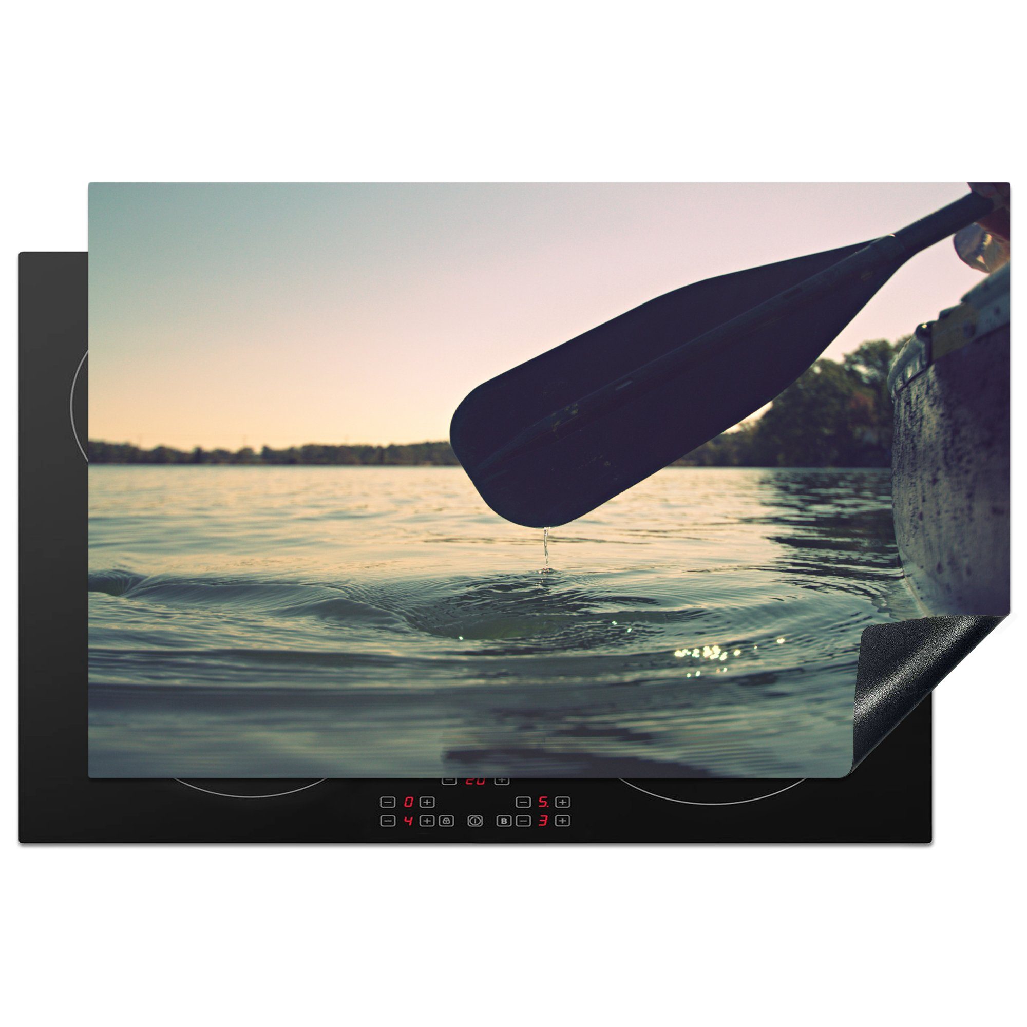 MuchoWow Herdblende-/Abdeckplatte Ein Ruderer hält ein Paddel in einem Ruderboot, Vinyl, (1 tlg), 81x52 cm, Induktionskochfeld Schutz für die küche, Ceranfeldabdeckung