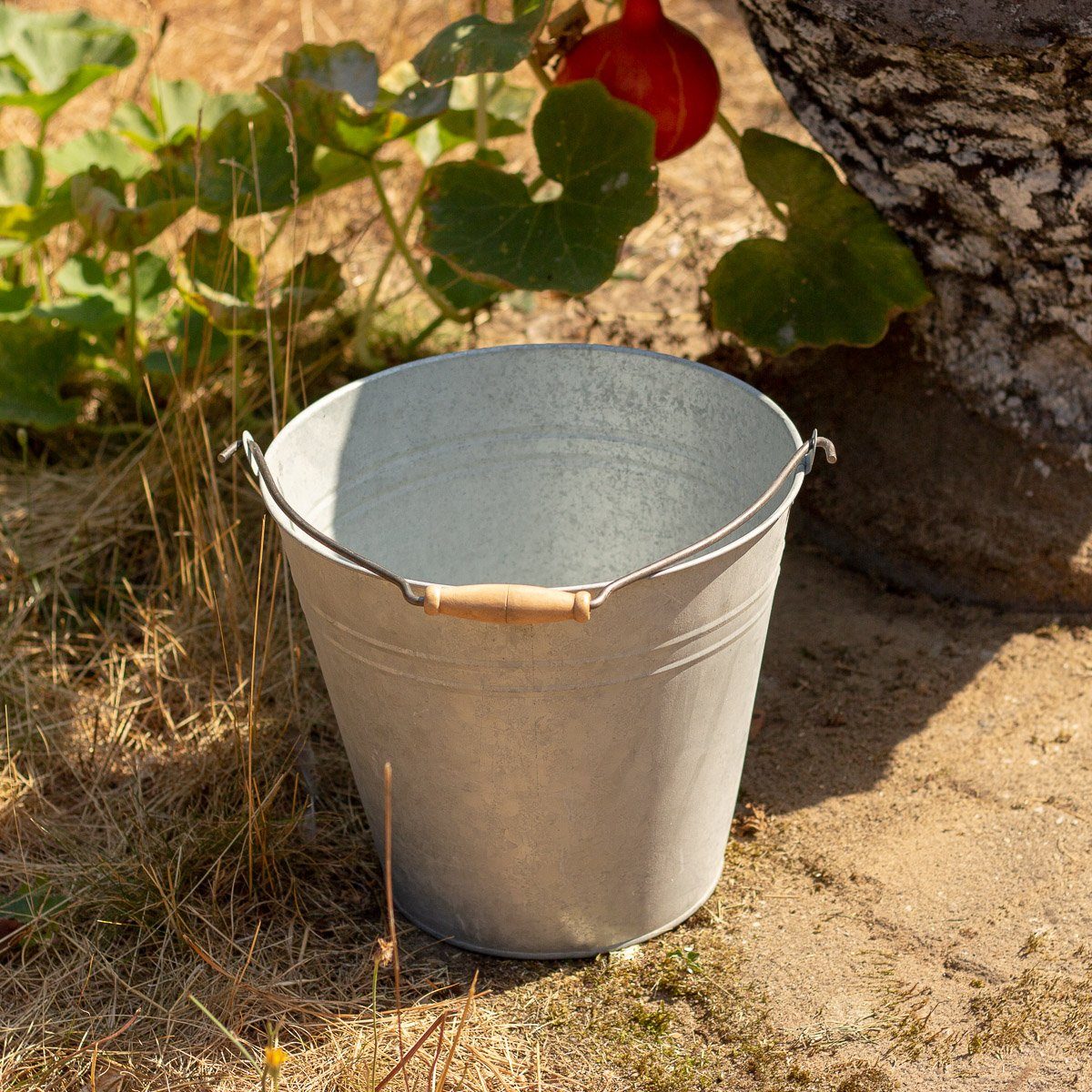 Antikas Gartenpflege-Set Wassereimer, Blecheimer als Garteneimer, Aschekübel in Altzink