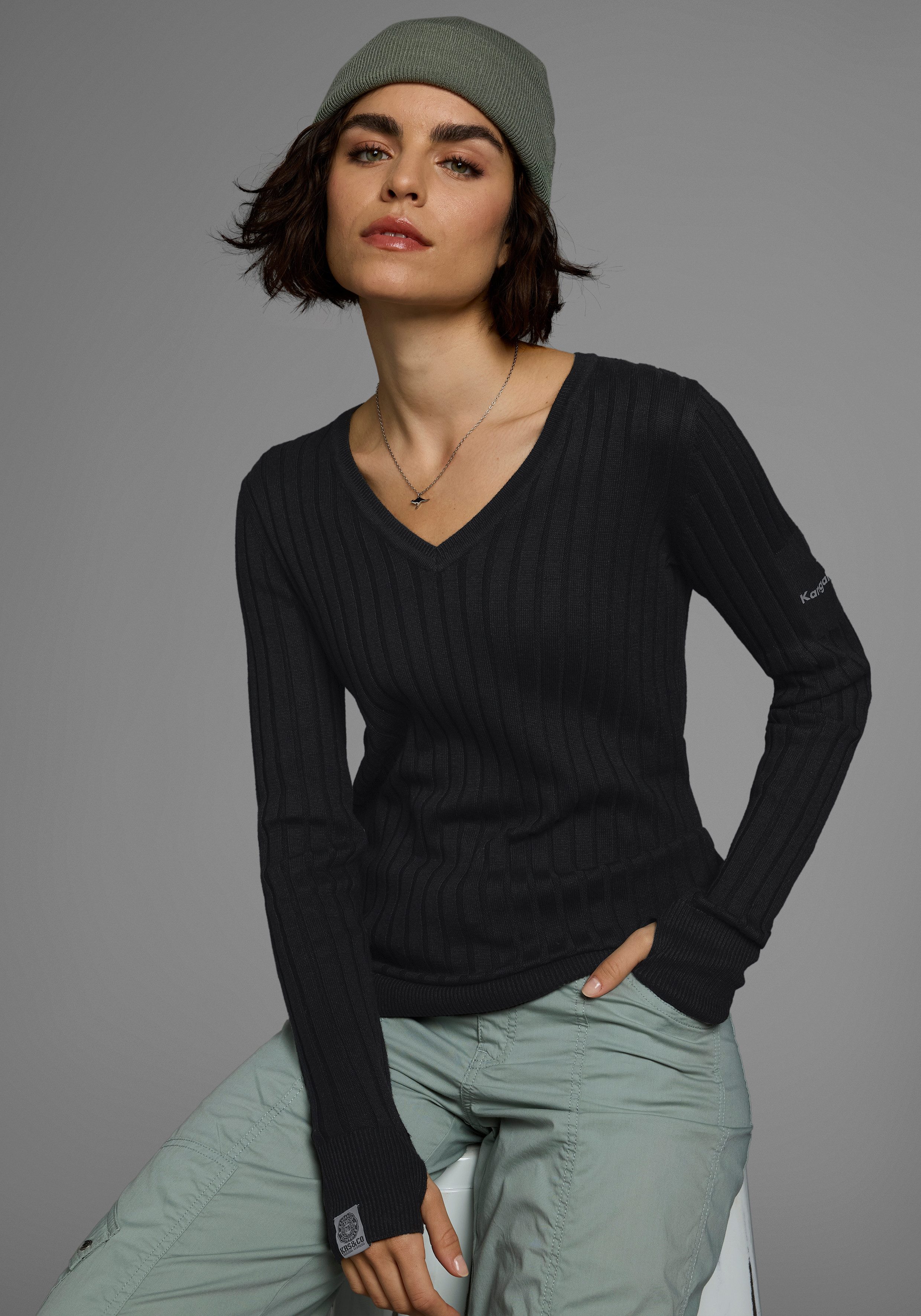 KangaROOS V-Ausschnitt-Pullover hüftlange Schnittform, mit Rippstrick, figurbetonte Passform