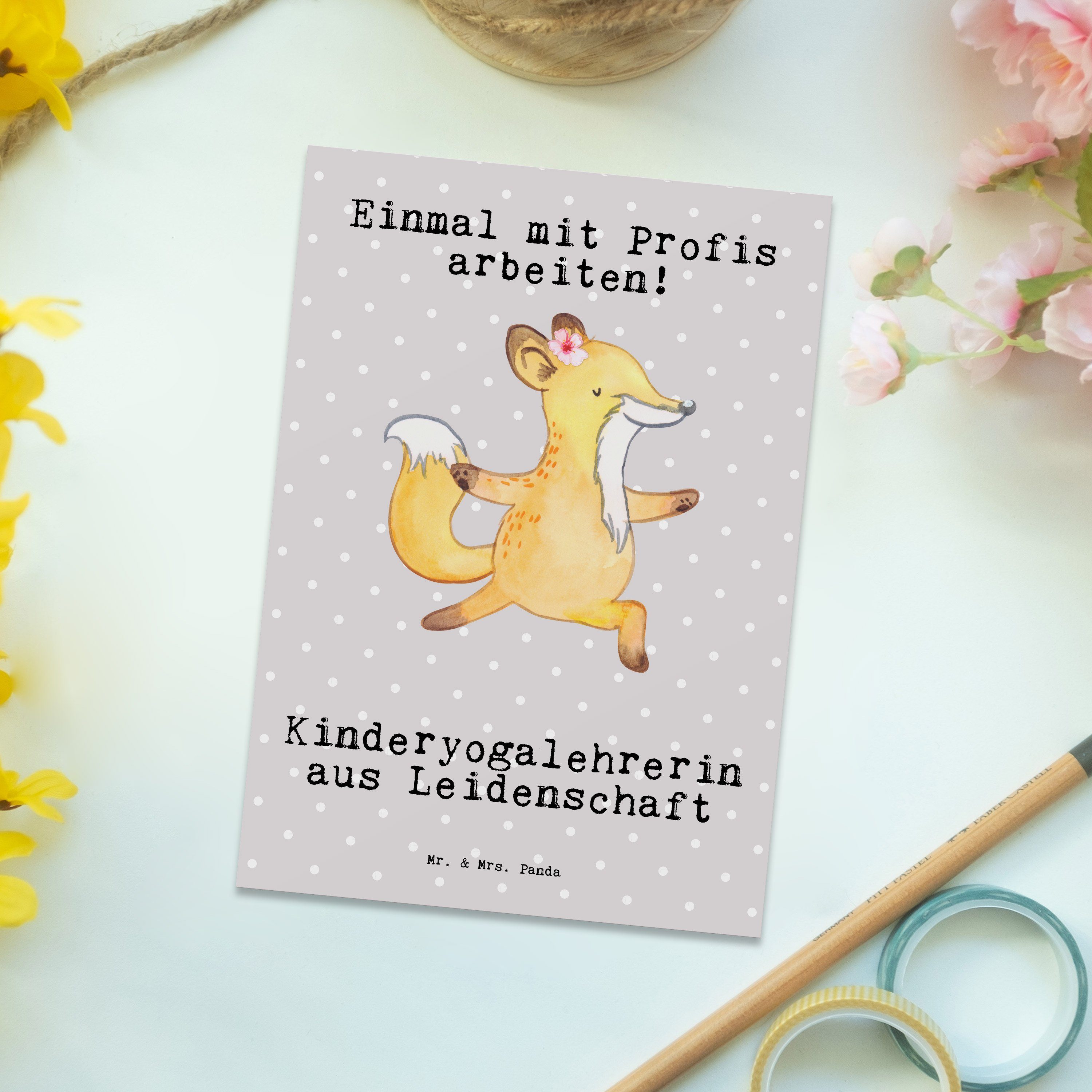 aus Leidenschaft Postkarte Mrs. Kinderyogalehrerin Grau - Grußka Mr. - & Pastell Geschenk, Panda