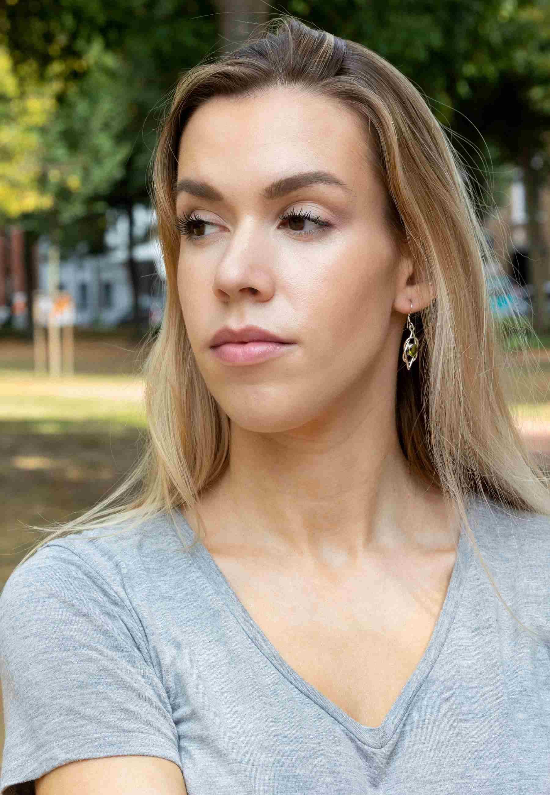 mantraroma Paar Ohrhänger ANELA aus 925 Silber mit Peridot (Paar, Paar Ohrringe mit Schmuckbeutel), 925 Sterling Silber Ohrringe für Damen