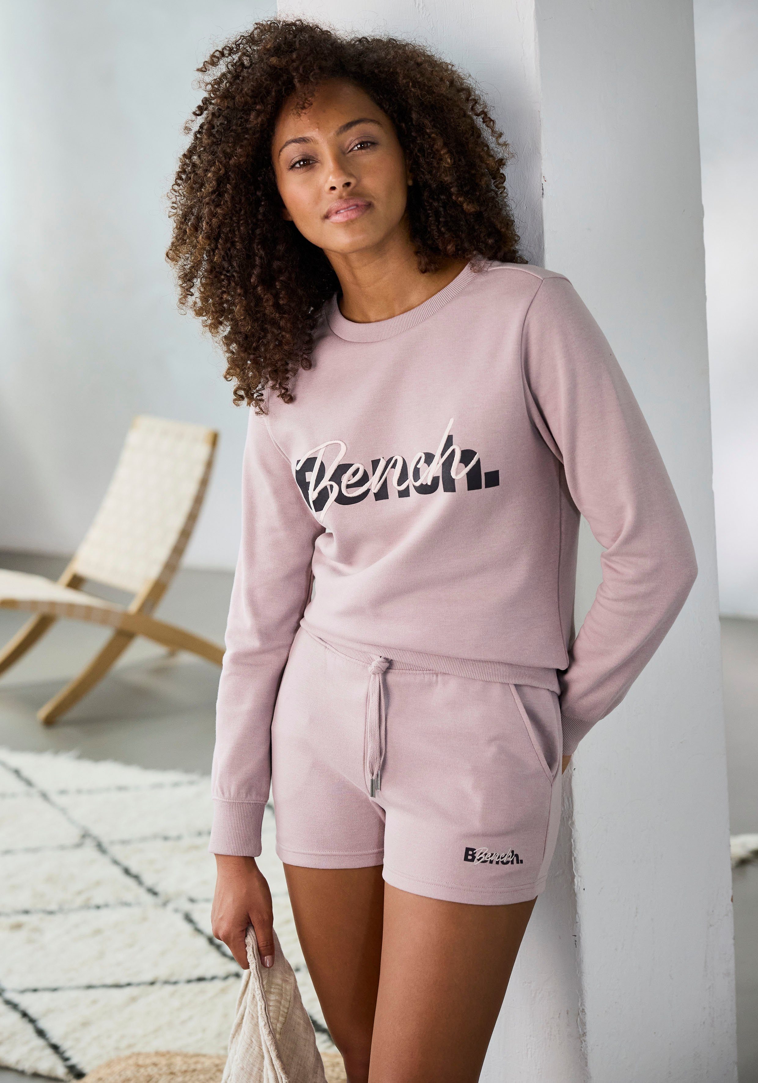 Bench. Loungewear Shorts mit Logodruck und Stickerei