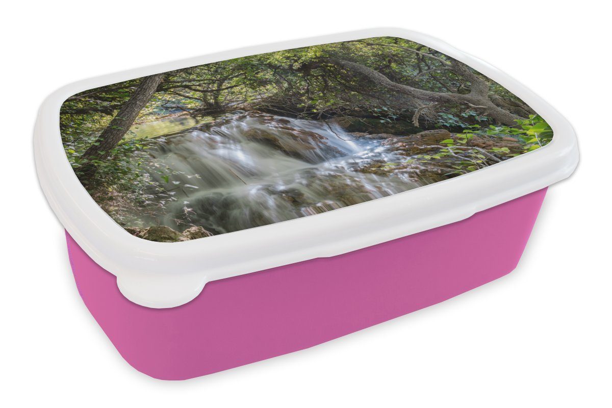 Brotbox Brotdose rosa Kunststoff, Mädchen, Wasserfall zwischen im Snackbox, Lunchbox in, Kinder, Krka-Nationalpark Erwachsene, Kunststoff den Baumstämmen für (2-tlg), Ein MuchoWow
